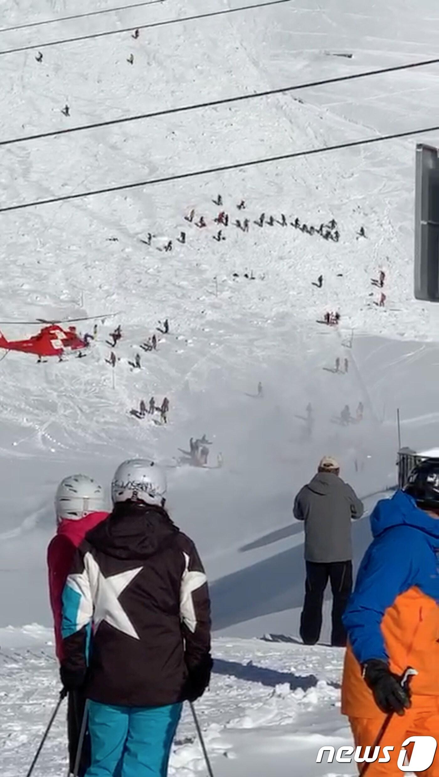 본문 이미지 - 스위스 알프스의 한 스키장에서 눈사태가 발생해 구조대가 눈 속에 파묻힌 사람이 있는지 수색하고 있다. ⓒ 로이터=뉴스1