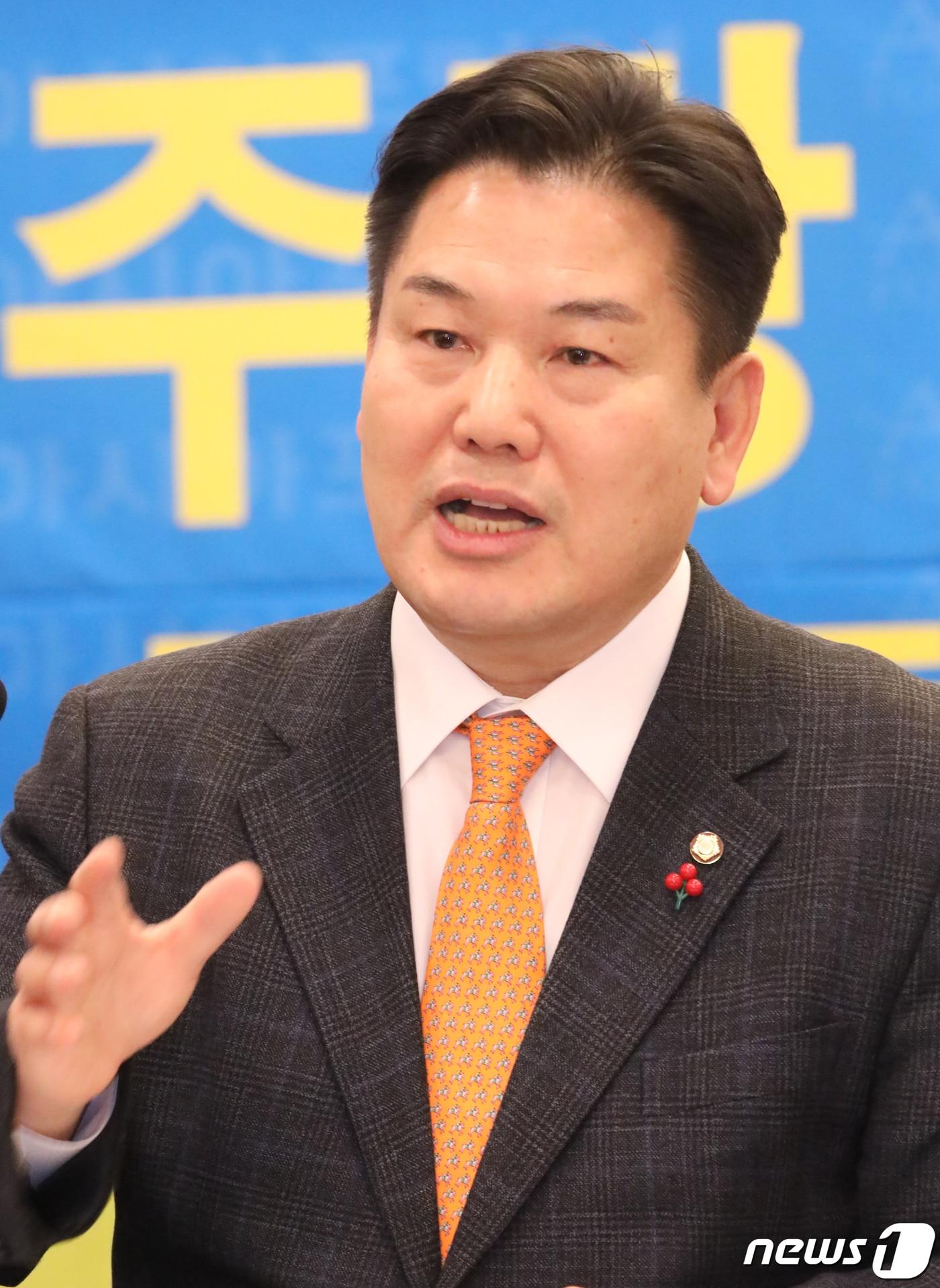 본문 이미지 - 민주당 홍의락 의원이 27일 대구 호텔수성에서 열린 대구·경북중견언론인모임 '아시아포럼21'토론회에서 발언하고 있다. 홍 의원은 "촛불 혁명으로 탄생한 문재인 정부가 촛불 민심을 받아내는 과정의 역량이 부족했다＂고 말했다.2019.12.27/뉴스1 ⓒ News1 정우용 기자