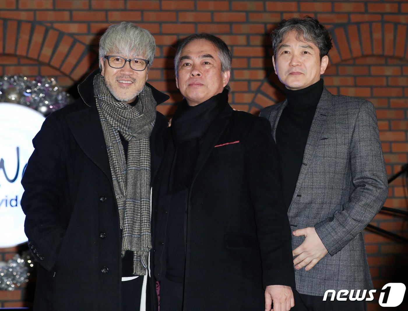 본문 이미지 - 밴드 봄여름가을겨울의 김종진(왼쪽부터)과 빛과소금 박성식, 장기호가 27일 오후 서울 마포구 홍대 더 노라 스테이지 와이에서 열린 미니앨범 ‘봄여름가을겨울 리:유니온 위드(Re:union with) 빛과소금’ 발매 기념 기자간담회에서 포토타임을 갖고 있다. 이번 앨범은 故전태관 1주기를 추모하기 위해 발매됐으며 봄여름가을겨울 김종진과 빛과소금 장기호, 박성식 세 사람이 33년 만에 협업한 작품으로 관심을 모으고 있다. 2019.12.27/뉴스1 ⓒ News1 김진환 기자