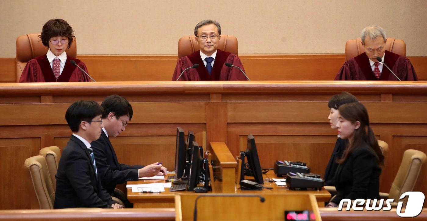 본문 이미지 - 유남석 헌법재판소장과 재판관들이 27일 오후 서울 종로구 재동 헌법재판소 대심판정에 자리하고 있다. 이날 헌재는 일본군 '위안부' 피해자 29명과 피해자 유족·가족 12명이 한·일 위안부 합의는 위헌이라며 낸 헌법소원 사건에 대해 "한일 위안부 합의' 위헌심판 대상 아니다＂며 각하 결정을 했다. 2019.12.27/뉴스1 ⓒ News1 오대일 기자