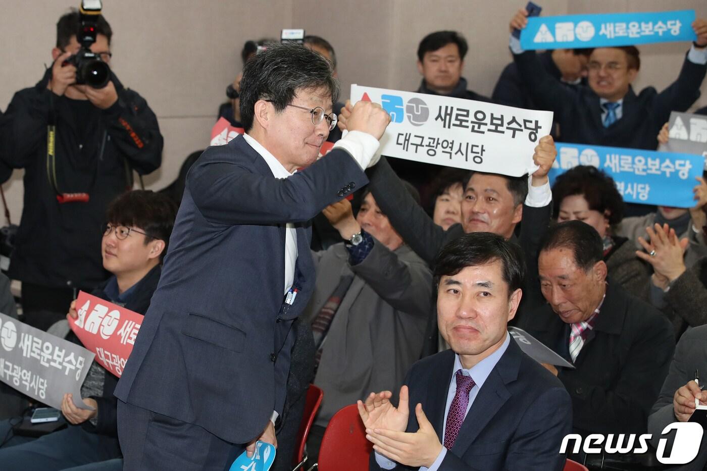 본문 이미지 - 유승민 새로운보수당 인재영입위원장이 28일 오후 대구 북구 산격동 한국패션센터에서 열린 새로운보수당 대구시당 창당대회에서 인사하고 있다. 2019.12.28/뉴스1 ⓒ News1 공정식 기자