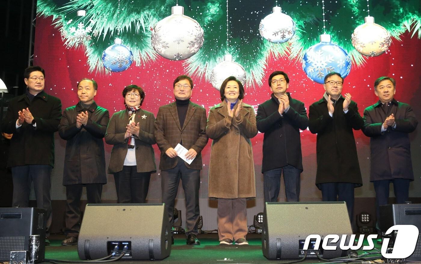 본문 이미지 - 박영선 중소벤처기업부 장관(가운데)와 중기부 산하기관장들이 28일 오후 서울 서대문구 연세로에서 열린 '9일간의 빛나는 크리스마스 마켓 가치삽시다 2019' 행사장에서 사회복지공동모금회에 성금을 전달하는 시간을 가졌다. (중기부 제공) /2019.12.28 ⓒ 뉴스1
