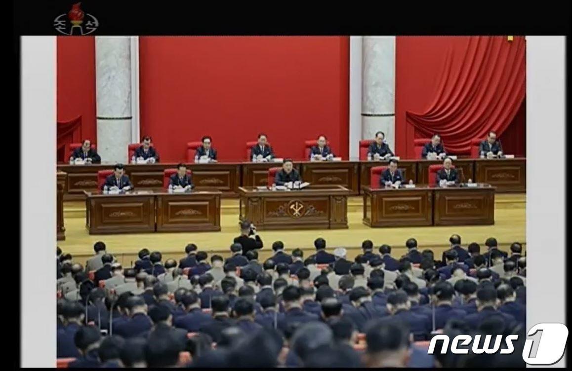 본문 이미지 - 북한이 김정은 국무위원장 주재로 노동당 제7기 제5차 전원회의를 개최했다. 북한 노동당 기관지 노동신문은 당 전원회의 1일차 회의를 지난 28일 개최했다고 29일 보도했다. (조선중앙TV 갈무리)2019.12.29/뉴스1
