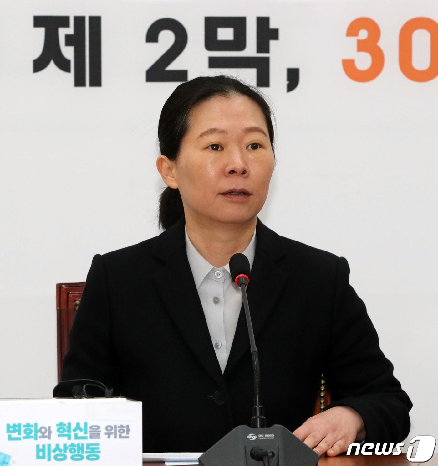 본문 이미지 - 권은희 바른미래당 의원이 29일 서울 여의도 국회에서 공수처법 개정안 관련 기자간담회를 하고 있다. 권은희 의원은 공수처법에 대한 필리버스터(무제한 토론)가 종료되기 30분 전 '4+1 협의체'의 공수처 설치법 단일안에 맞서 기소심의위원회 설치를 골자로 하는 수정안을 발의했다. 2019.12.29 /뉴스1 ⓒ News1 이종덕 기자