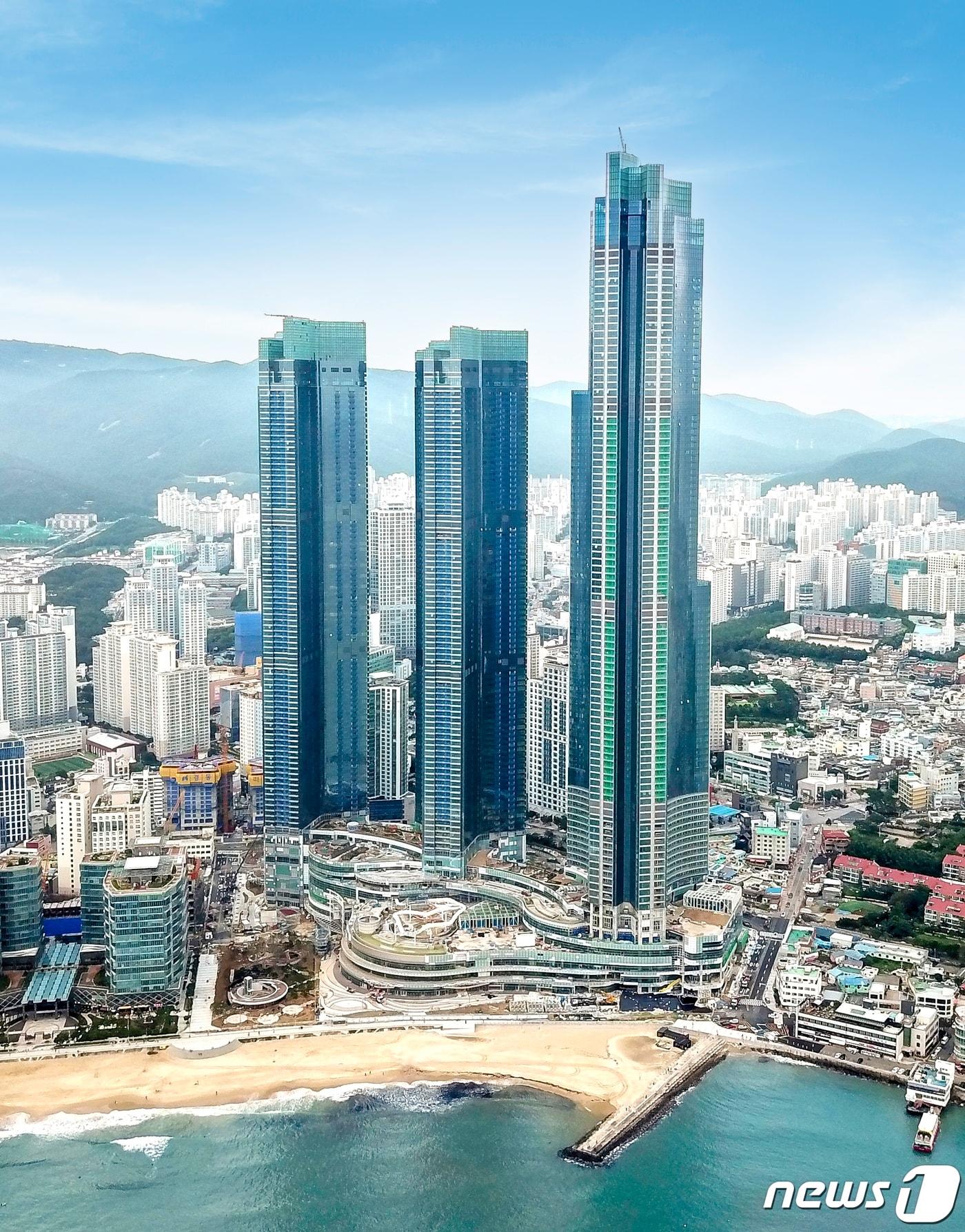 본문 이미지 - 부산 해운대에 위치한 엘시티 전경.