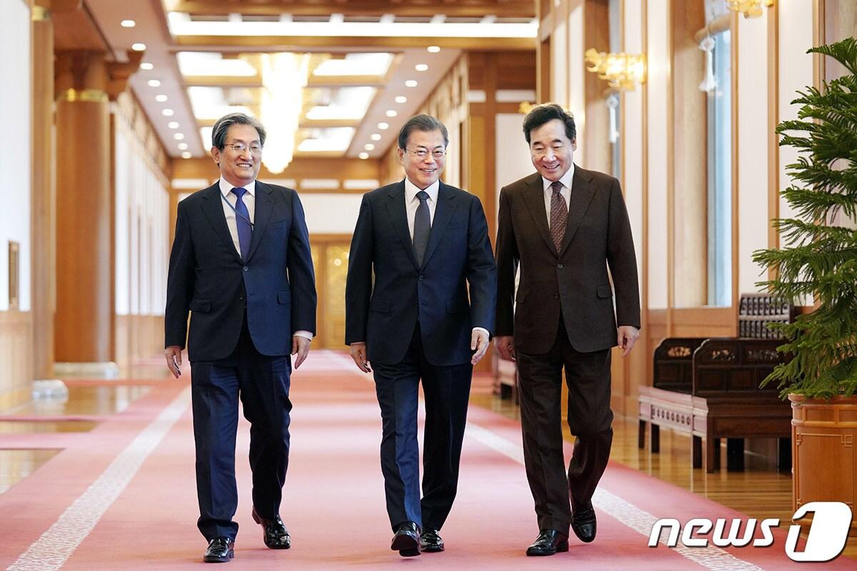 본문 이미지 - 문재인 대통령과 이낙연 국무총리(오른쪽), 노영민 비서실장(왼쪽). (청와대 제공) 2019.12.3/뉴스1