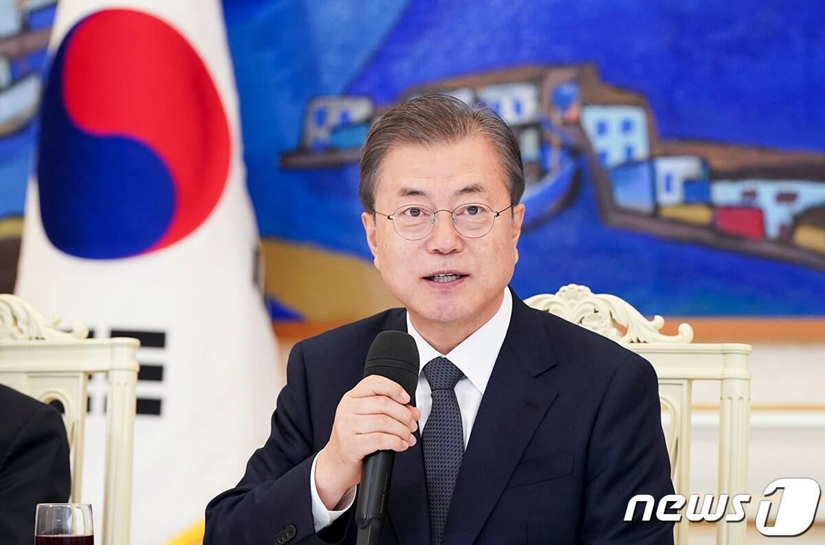 본문 이미지 - 문재인 대통령이 3일 오후 청와대에서 열린 국가기후환경회의 초청 오찬에서 인사말을 하고 있다. (청와대 제공) 2019.12.3/뉴스1