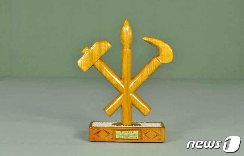 본문 이미지 - (평양 노동신문=뉴스1) = 북한 노동당 기관지 노동신문은 30일 6면 '만민이 다함없는 지성이 깃든 선물들'이라는 기사를 통해 나무공예품 '조선노동당마크'를 공개했다. /2019.12.30 [국내에서만 사용가능. 재배포 금지. DB 금지. For Use Only in the Republic of Korea. Redistribution Prohibited] rodongphoto@news1.kr