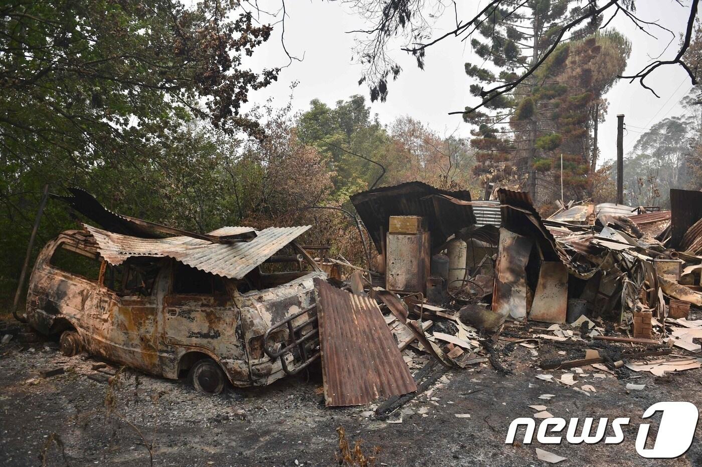 본문 이미지 - 호주 시드니에서 70km 떨어진 빌핀에서 산불이 지나간 뒤 불에 타 형체만 남은 주택과 자동차의 모습이 보인다. ⓒ AFP=뉴스1 ⓒ News1 우동명 기자