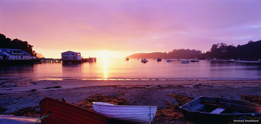 본문 이미지 - 스튜어트섬 하프문 베이의 일출 전경. 뉴질랜드관광청 제공