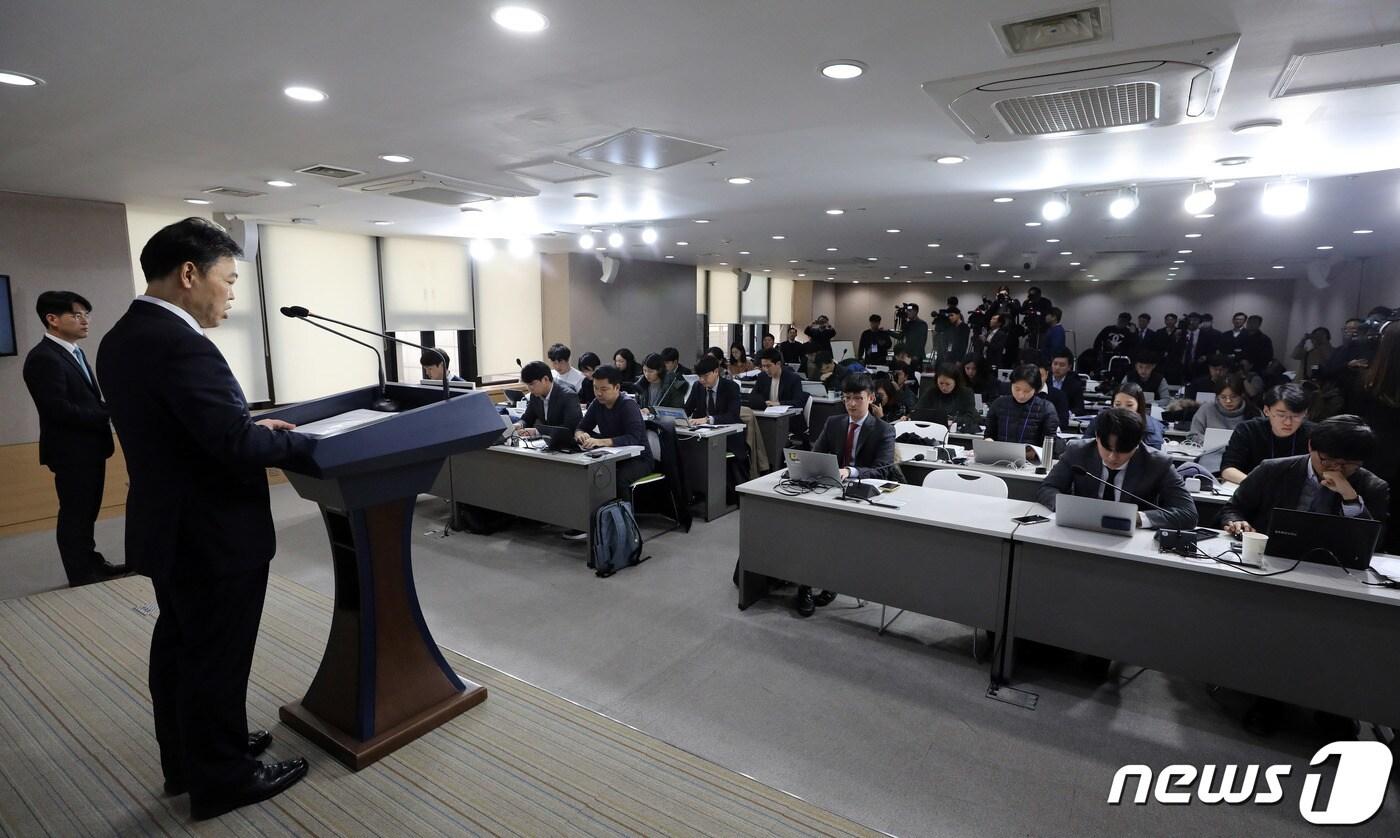 본문 이미지 - 김오수 법무부 차관이 30일 오전 서울 세종대로 정부서울청사에서 2020년 신년 특별사면 관련 발표를 하고 있다. 법무부는 일반 헝사범, 양심적 병역거부 사범, 특별배려 수형자, 선거사범 등 5,174명에 대한 특별사면을 단행한다고 밝혔다. 아울러 운전면허 취소·정지·벌점, 생계형 어업인의 어업면허 취소·정지 등 행정제재 대상자 총 1,172,422명에 대한 특별감면 조치도 함께 시행한다. 2019.12.30/뉴스1 ⓒ News1 이재명 기자