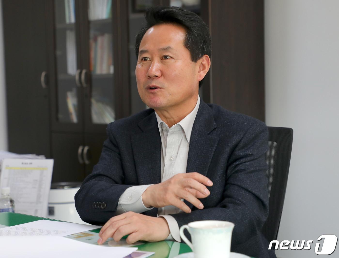 본문 이미지 - 신년 인터뷰하는 허필홍 홍천군수. 2019.12.31/뉴스1 ⓒ News1 하중천 기자