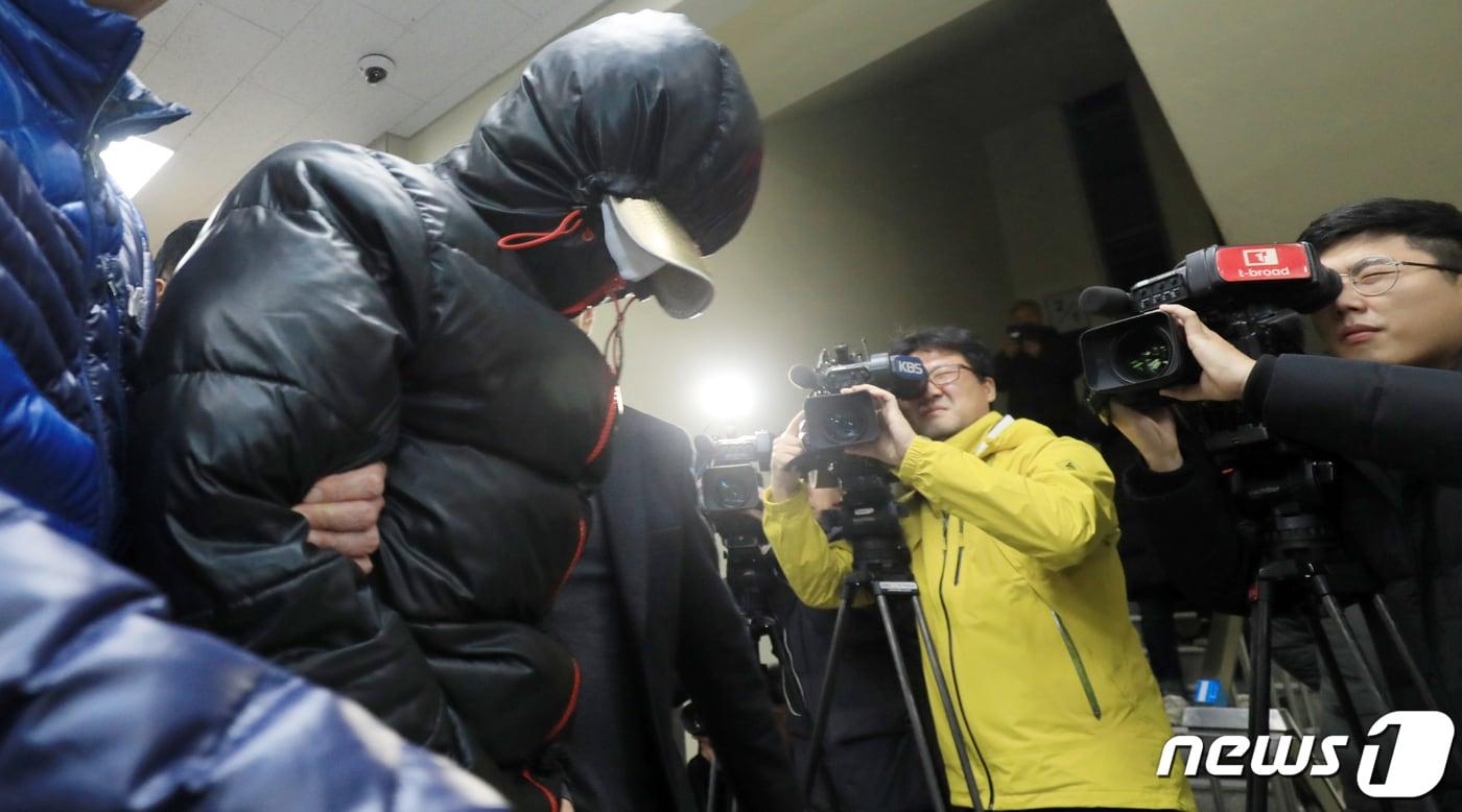 본문 이미지 - 지난해 12월30일 오후 전북 전주시 완산경찰서에서 '얼굴없는 천사'의 기부금을 훔쳐 달아난 용의자들이 검거되어 청사로 압송되고 있다. 2019.12.30 /뉴스1 ⓒ News1 유경석 기자