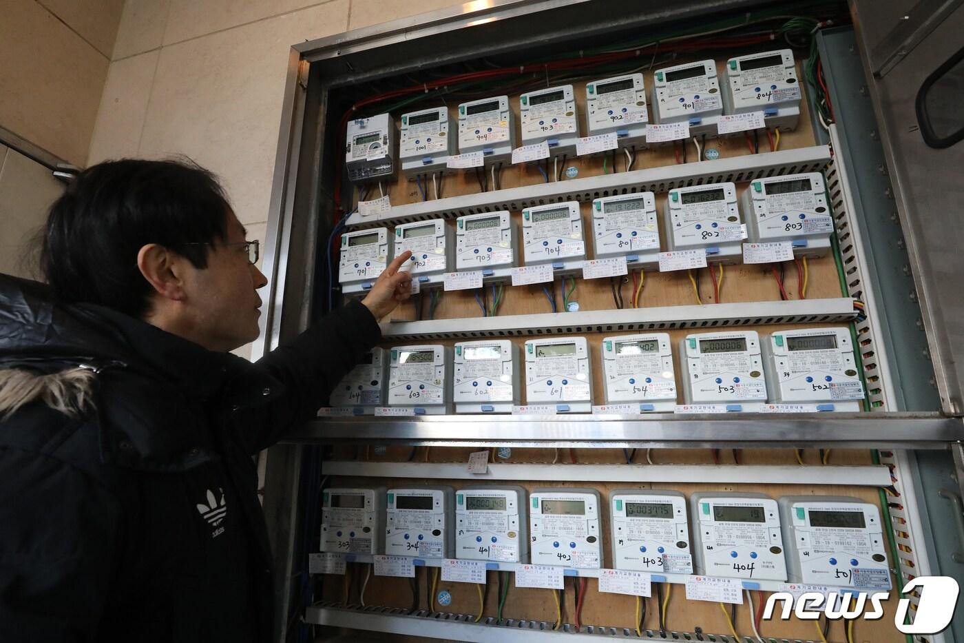 서울의 한 다세대주택에서 관리인이 전기 계량기를 살펴보고 있다. /뉴스1 DB ⓒ News1 민경석 기자