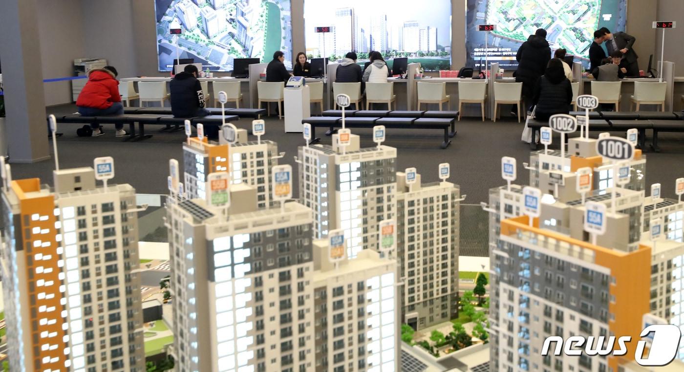 신혼희망타운 견본주택을 찾은 입주 희망자들(자료사진) 2019.12.31/뉴스1 ⓒ News1 장수영 기자