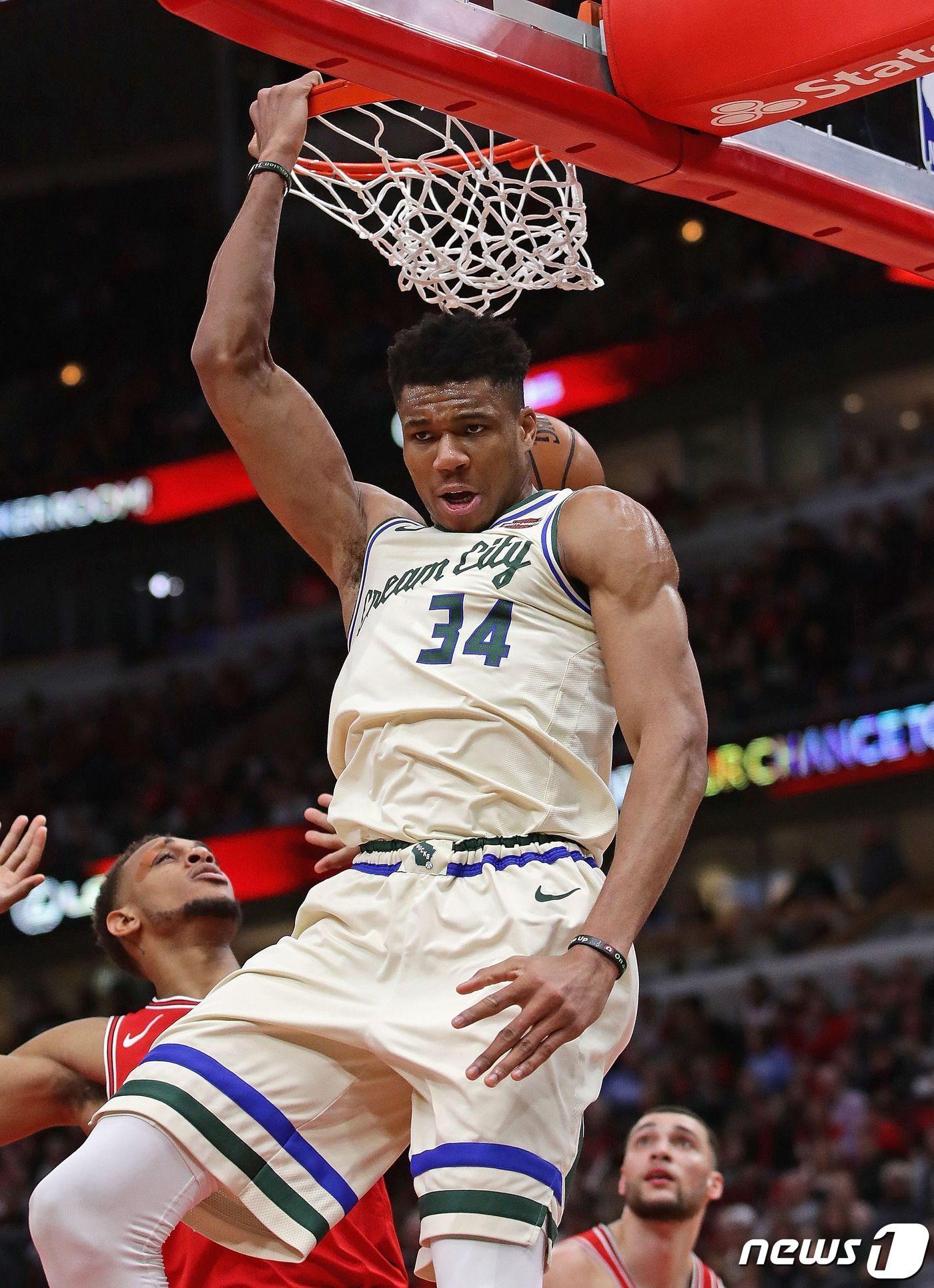 본문 이미지 - '그리스 괴인' 야니스 안테토쿤보가 31일(한국시간) 미국 일리노이주 시카고 유나이티드센터에서 열린 2019-20 미국프로농구(NBA) 시카고와 원정 경기에서 복귀전을 치러 맹활약했다. ⓒ AFP=뉴스1