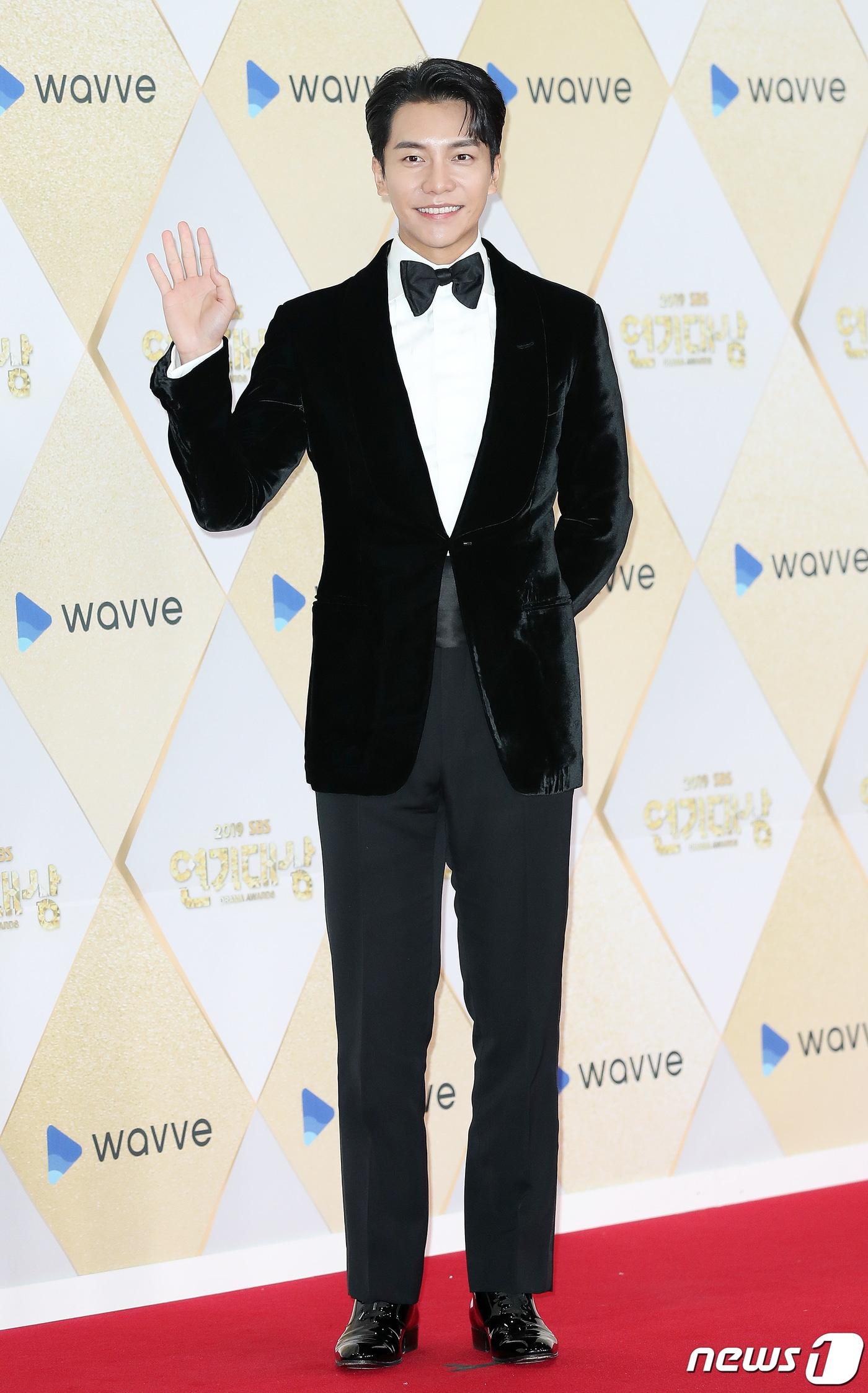 본문 이미지 - 배우 이승기가 31일 오후 서울 마포구 상암동 SBS 프리즘타워에서 열린 ‘2019 SBS 연기대상’ 포토콜 행사에 참석해 포즈를 취하고 있다. 2019.12.31/뉴스1 ⓒ News1 김진환 기자