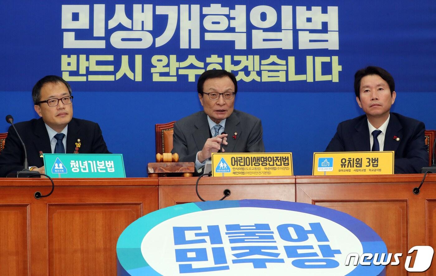 본문 이미지 - 이해찬 더불어민주당 대표가 4일 서울 여의도 국회에서 열린 최고위원회의에서 발언하고 있다. 이 대표는 "오늘부터 민주당은 한국당을 제외한 다른 야당과 공식적으로 예산과 검찰개혁, 선거법협상에 들어가겠다＂고 말했다. 2019.12.4/뉴스1 ⓒ News1 이종덕 기자