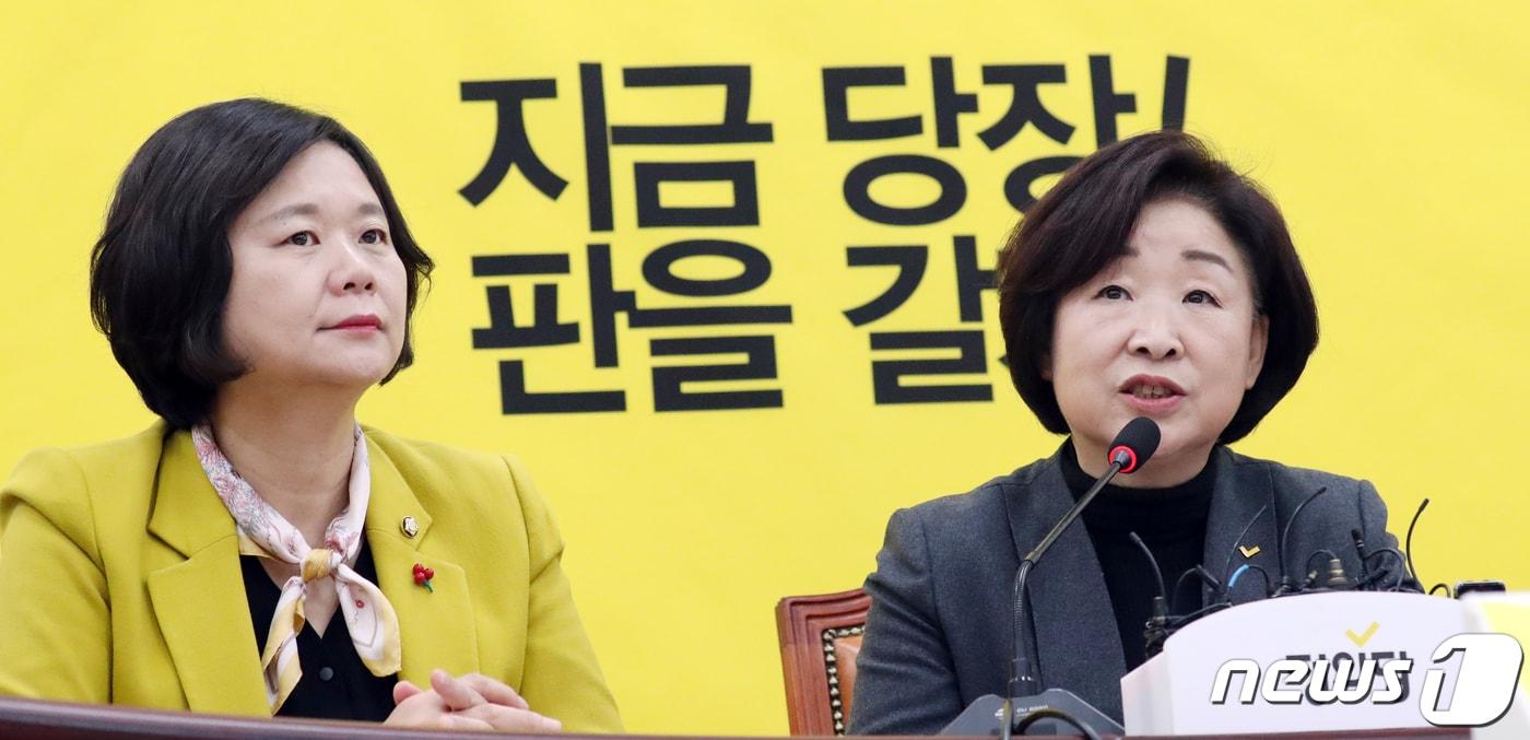 본문 이미지 - 심상정 정의당 대표(오른쪽)가 4일 서울 여의도 국회에서 열린 총선 기획단 발족식 및 1차회의에서 모두발언을 하고 있다. 2019.12.4/뉴스1 ⓒ News1 김명섭 기자