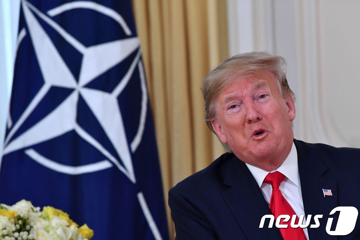 도널드 트럼프 미국 대통령이 1기 시절 나토 정상회의에 앞서 런던의 미국 대사관저인 윈필드 하우스에서 옌스 스톨텐베르그 당시 나토 사무총장과 회담을 하고 있다.  ⓒ AFP=뉴스1 ⓒ News1 우동명 기자