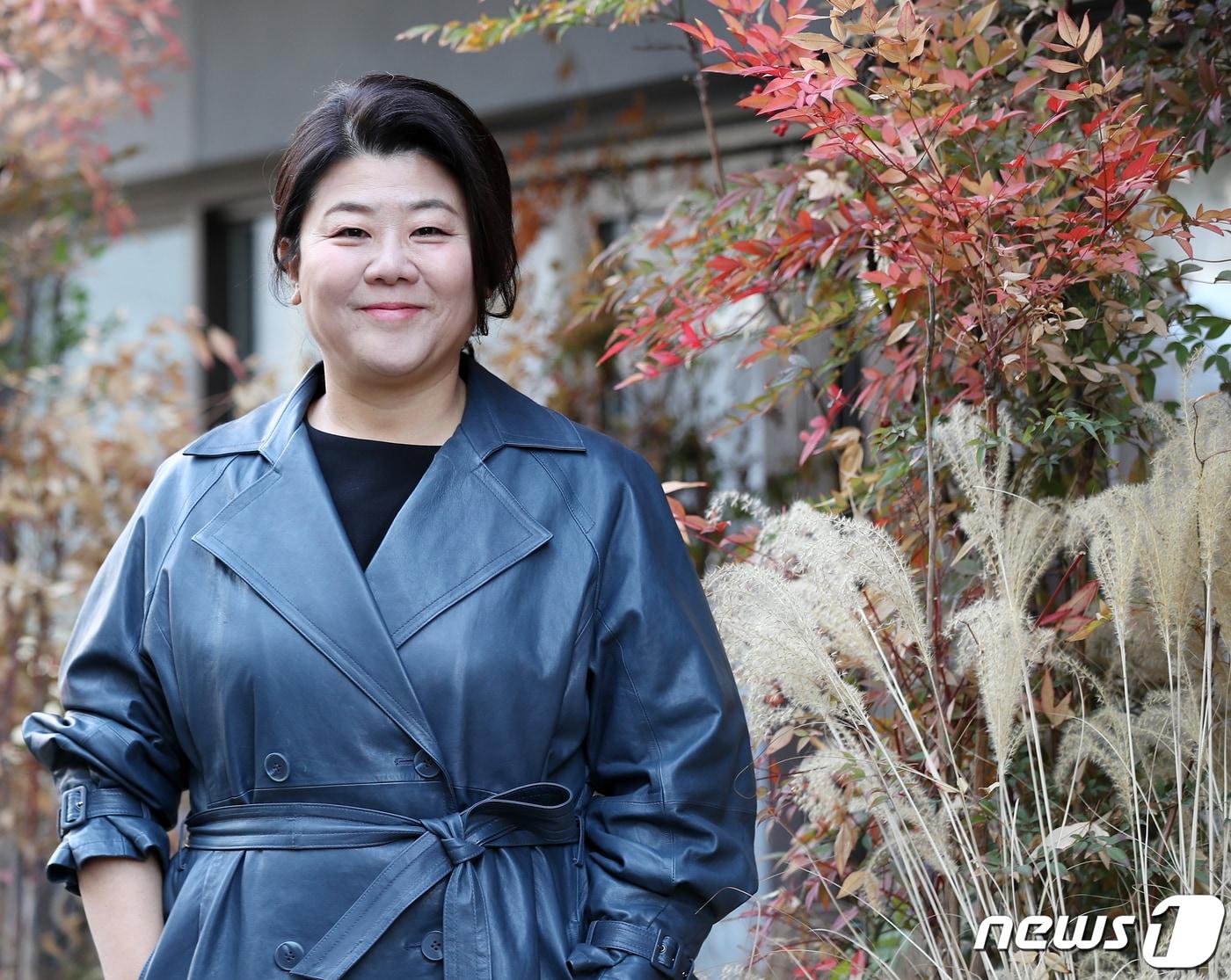 본문 이미지 - 드라마 '동백꽃 필 무렵'에 출연한 배우 이정은이 4일 오후 서울 강남구 학동로 까페 제르베에서 인터뷰를 하고 있다. 2019.12.4/뉴스1 ⓒ News1 김진환 기자