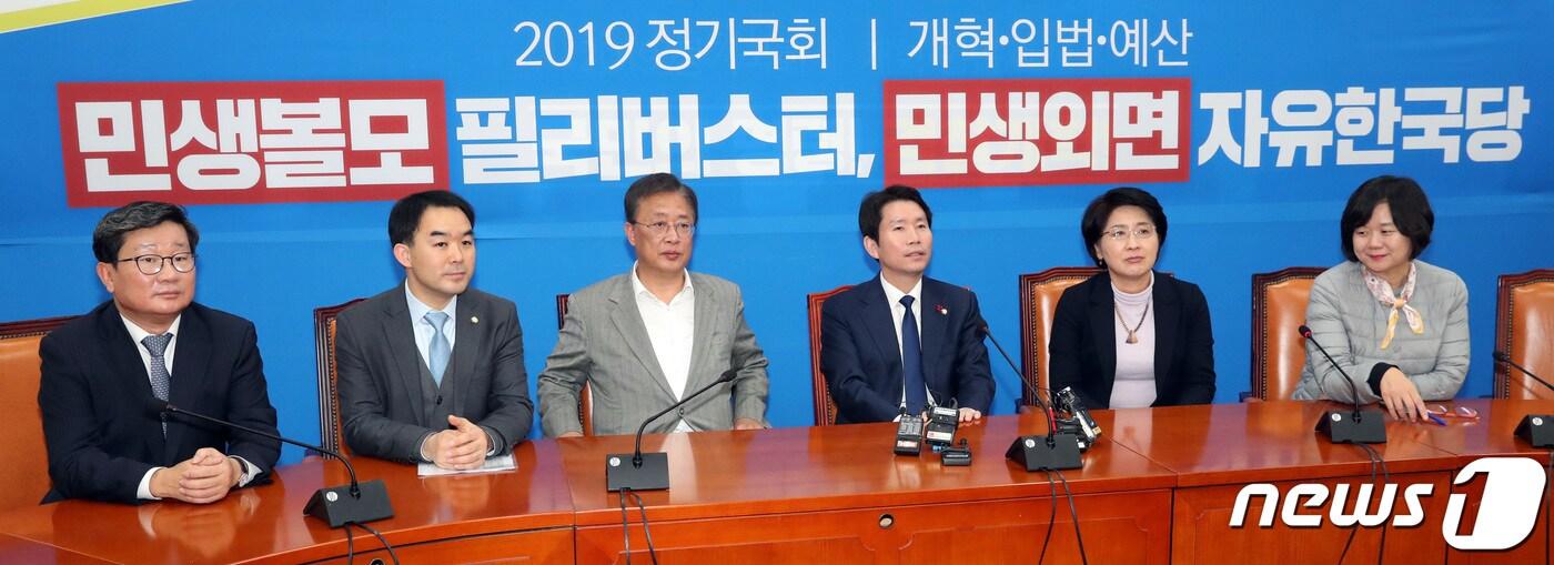 본문 이미지 - 이인영 더불어민주당 원내대표가 4일 서울 여의도 국회에서 자유한국당을 뺀 바른미래당·정의당·민주평화당 및 대안신당과 4+1 예산안 담당자들과 회담을 주재하고 있다. 왼쪽부터 전해철 더불어민주당, 채이배 바른미래당, 유성엽 대안신당, 이인영 원내대표, 박주현 민주평화당, 이정미 정의당 의원. 2019.12.4/뉴스1 ⓒ News1 이종덕 기자