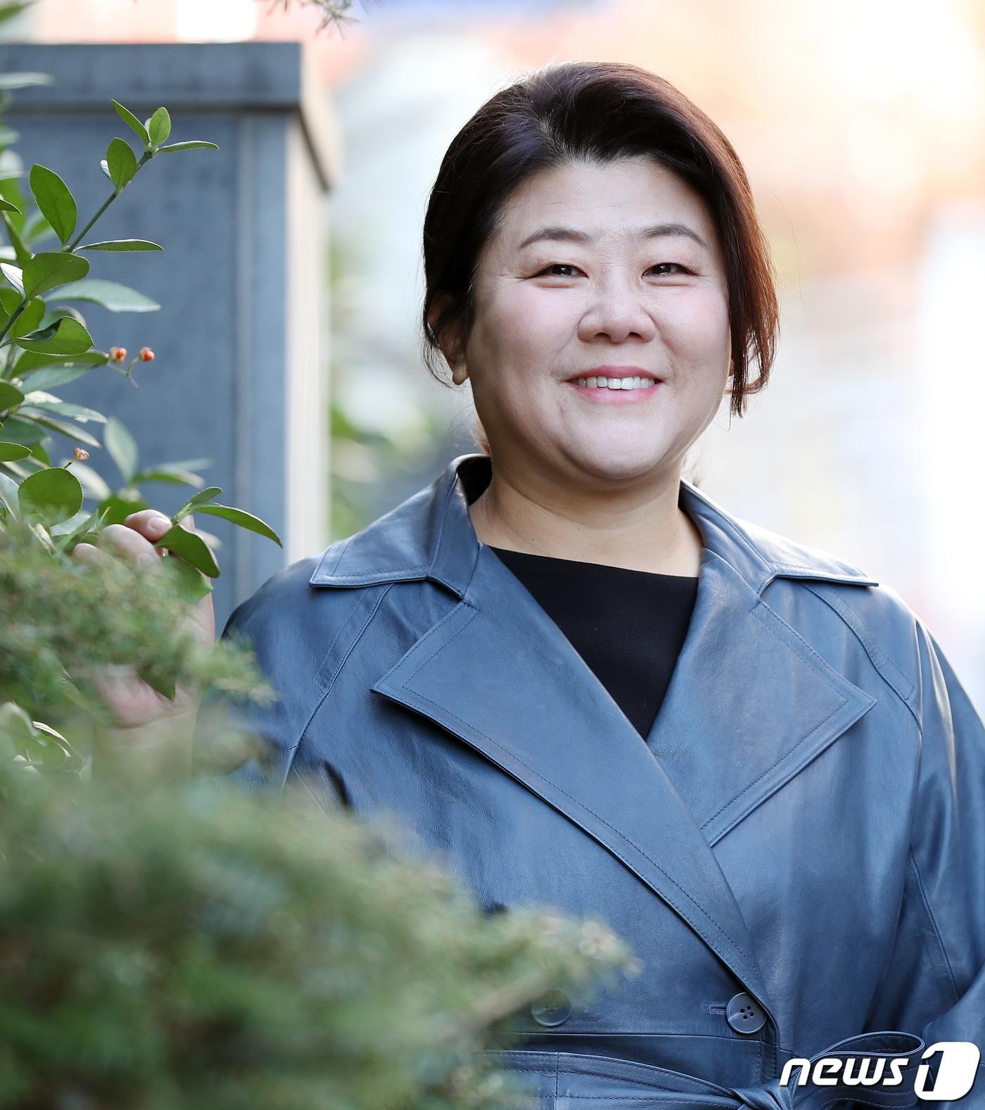 본문 이미지 - 드라마 '동백꽃 필 무렵'에 출연한 배우 이정은이 4일 오후 서울 강남구 학동로 까페 제르베에서 인터뷰를 하고 있다. 2019.12.4/뉴스1 ⓒ News1 김진환 기자