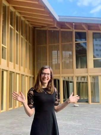 본문 이미지 - 서울 종로구 주한 스위스대사관에서 포즈를 취하고 있는 아니타 베라르디(Anita Berardi) 취리히관광청 한국 시장 매니저ⓒ 뉴스1 윤슬빈 기자