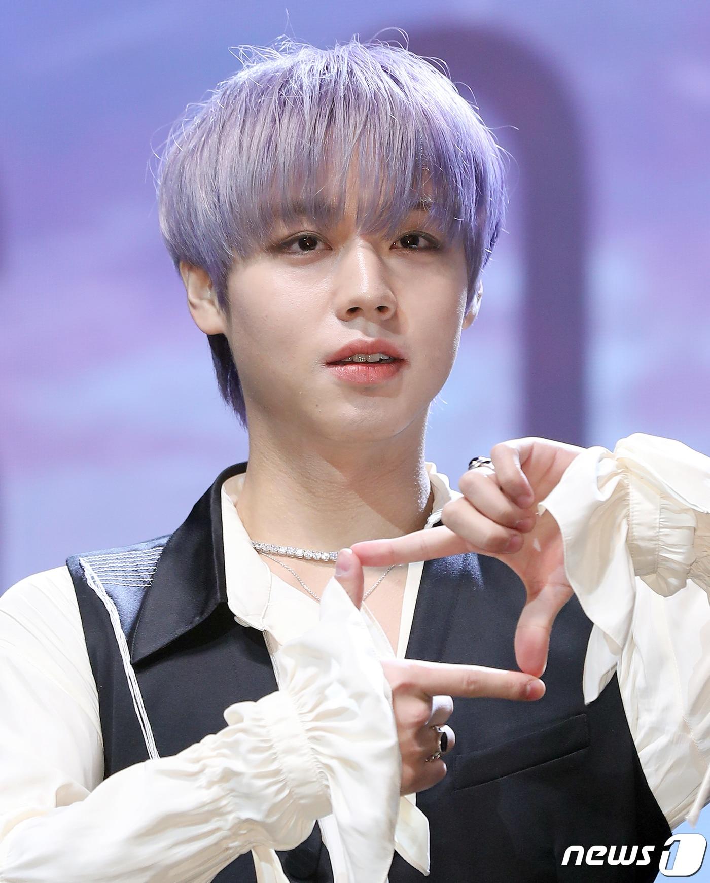 본문 이미지 - 가수 박지훈이 4일 오후 서울 서대문구 연세대학교 신촌캠퍼스 백주년 기념관에서 열린 두 번째 미니앨범 '360' 발매 기념 쇼케이스에서 포즈를 취하고 있다. 2019.12.4/뉴스1 ⓒ News1 김진환 기자