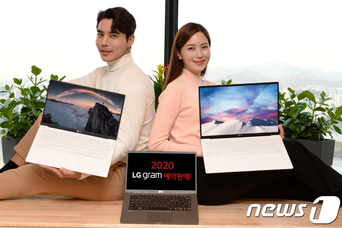 LG 트윈타워에서 모델들이 2020년형 'LG 그램' 신제품을 소개하고 있다. 왼쪽 제품부터 'LG 그램 15', 'LG 그램 14', 'LG 그램 17' 제품.(LG전자 제공)2019.12.05/뉴스1 ⓒ 뉴스1