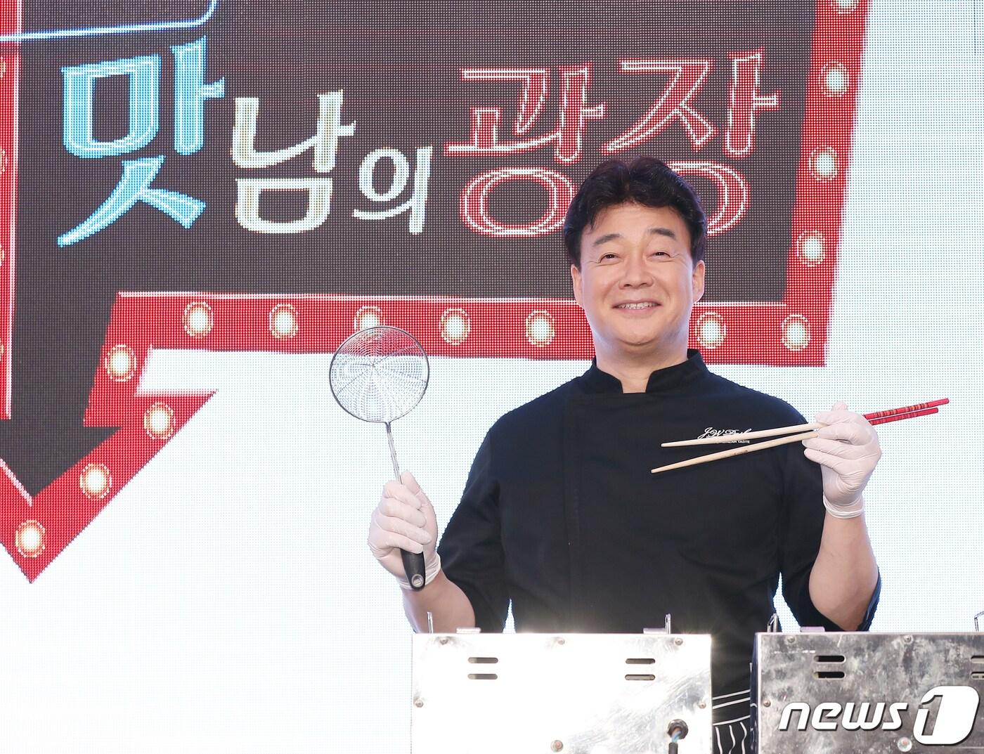 본문 이미지 - 요리연구가 백종원이 5일 오전 서울 양천구 목동 르비제 오르세홀에서 열린 SBS 새 예능 '맛남의 광장' 요리 시연회에서 포즈를 취하고 있다. '맛남의 광장'은 지역의 특산품이나 로컬푸드를 이용해 기존에 맛볼 수 없었던 신메뉴를 개발, 휴게소, 철도역, 공항 등 유동인구가 많은 만남의 장소에서 교통 이용객들에게 선보이는 프로그램이다. 2019.12.5/뉴스1 ⓒ News1 김진환 기자