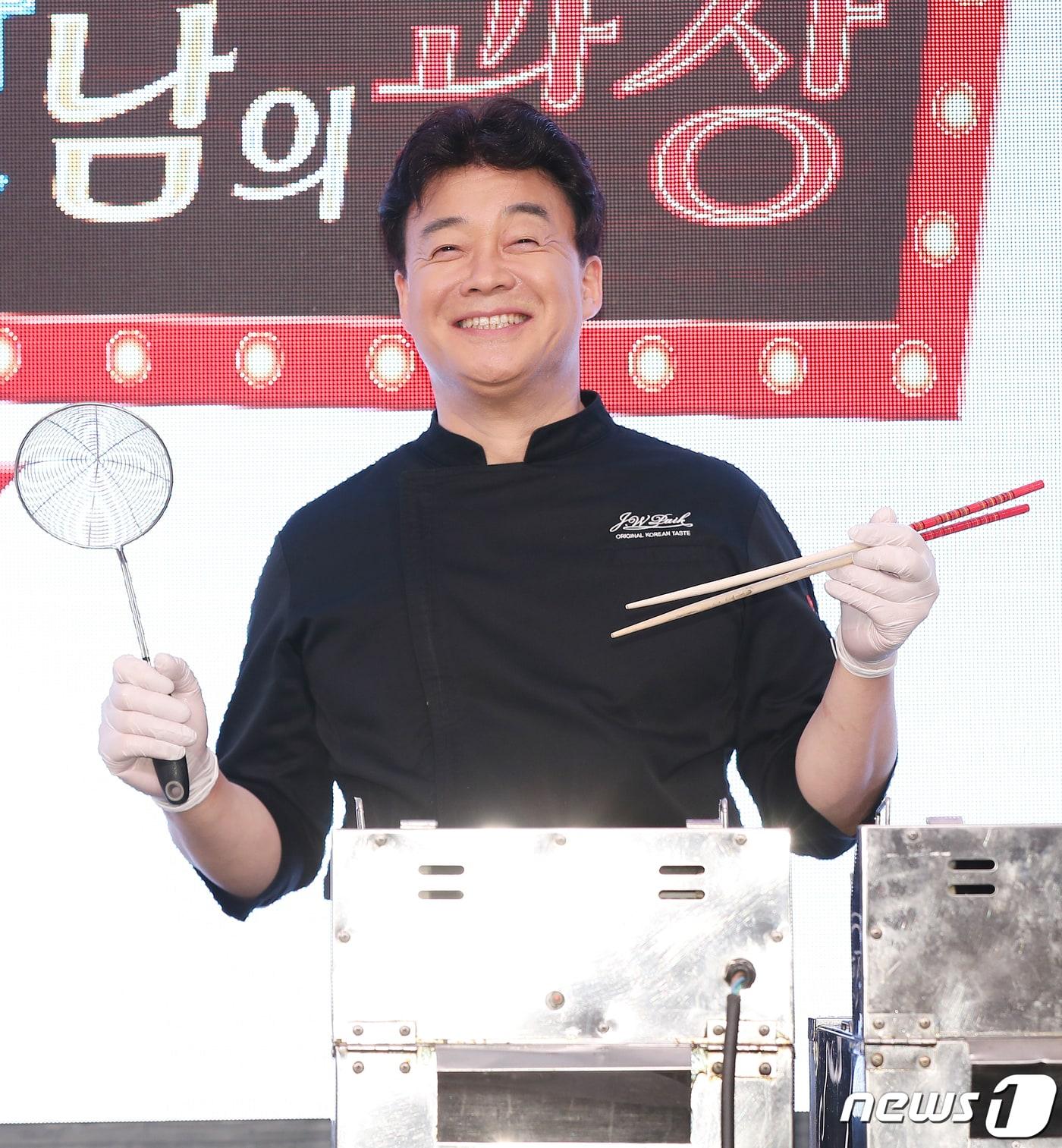 본문 이미지 - 요리연구가 백종원이 5일 오전 서울 양천구 목동 르비제 오르세홀에서 열린 SBS 새 예능 '맛남의 광장' 요리 시연회에서 포즈를 취하고 있다. '맛남의 광장'은 지역의 특산품이나 로컬푸드를 이용해 기존에 맛볼 수 없었던 신메뉴를 개발, 휴게소, 철도역, 공항 등 유동인구가 많은 만남의 장소에서 교통 이용객들에게 선보이는 프로그램이다. 2019.12.5/뉴스1 ⓒ News1 김진환 기자