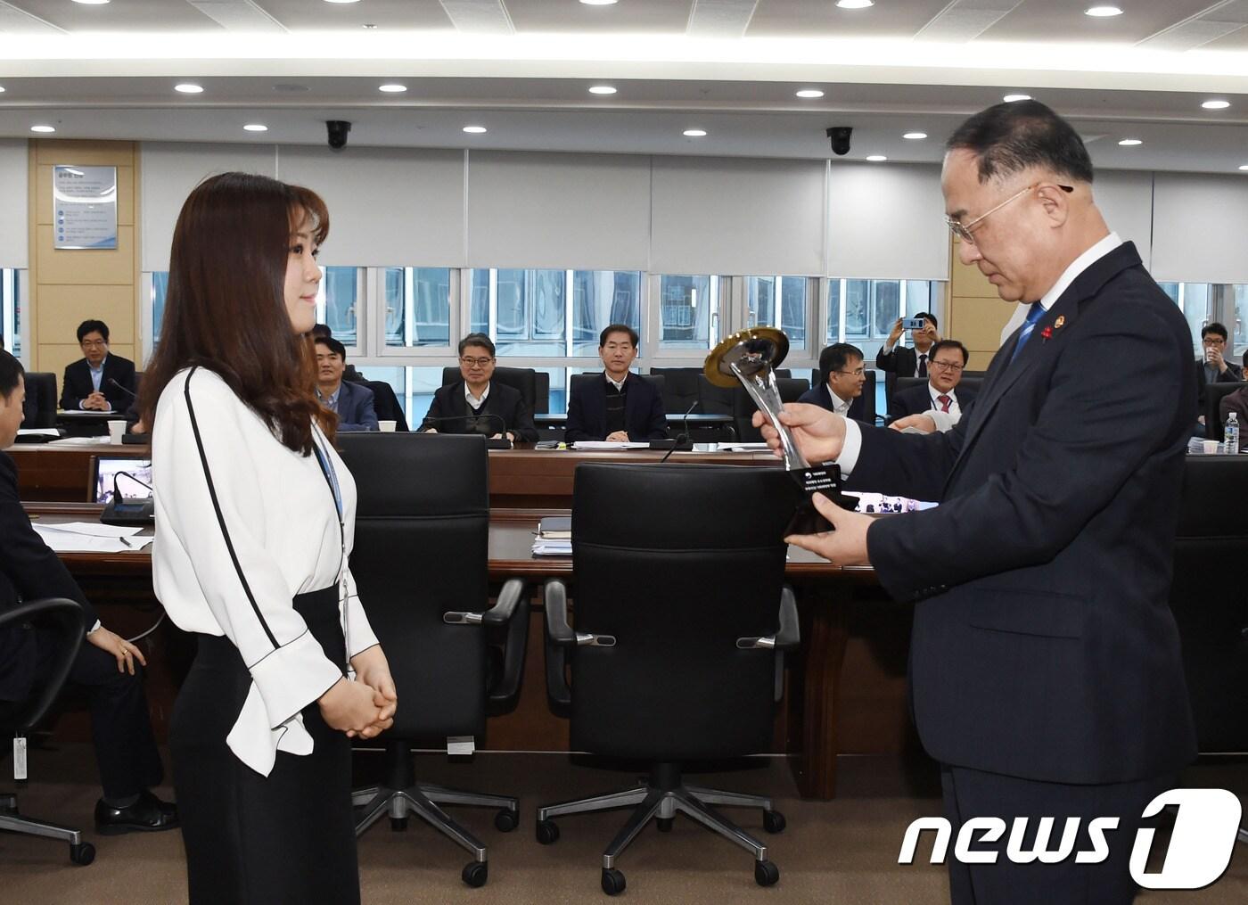 본문 이미지 - 홍남기 부총리 겸 기획재정부 장관이 12월 5일 정부세종청사 기재부 대회의실에서 열린 '2019년 제3차 기획재정부 적극행정 우수공무원 시상식'에서 서비스경제과 김선아 사무관에서 시상하고 있다.(기재부 제공)ⓒ 뉴스1