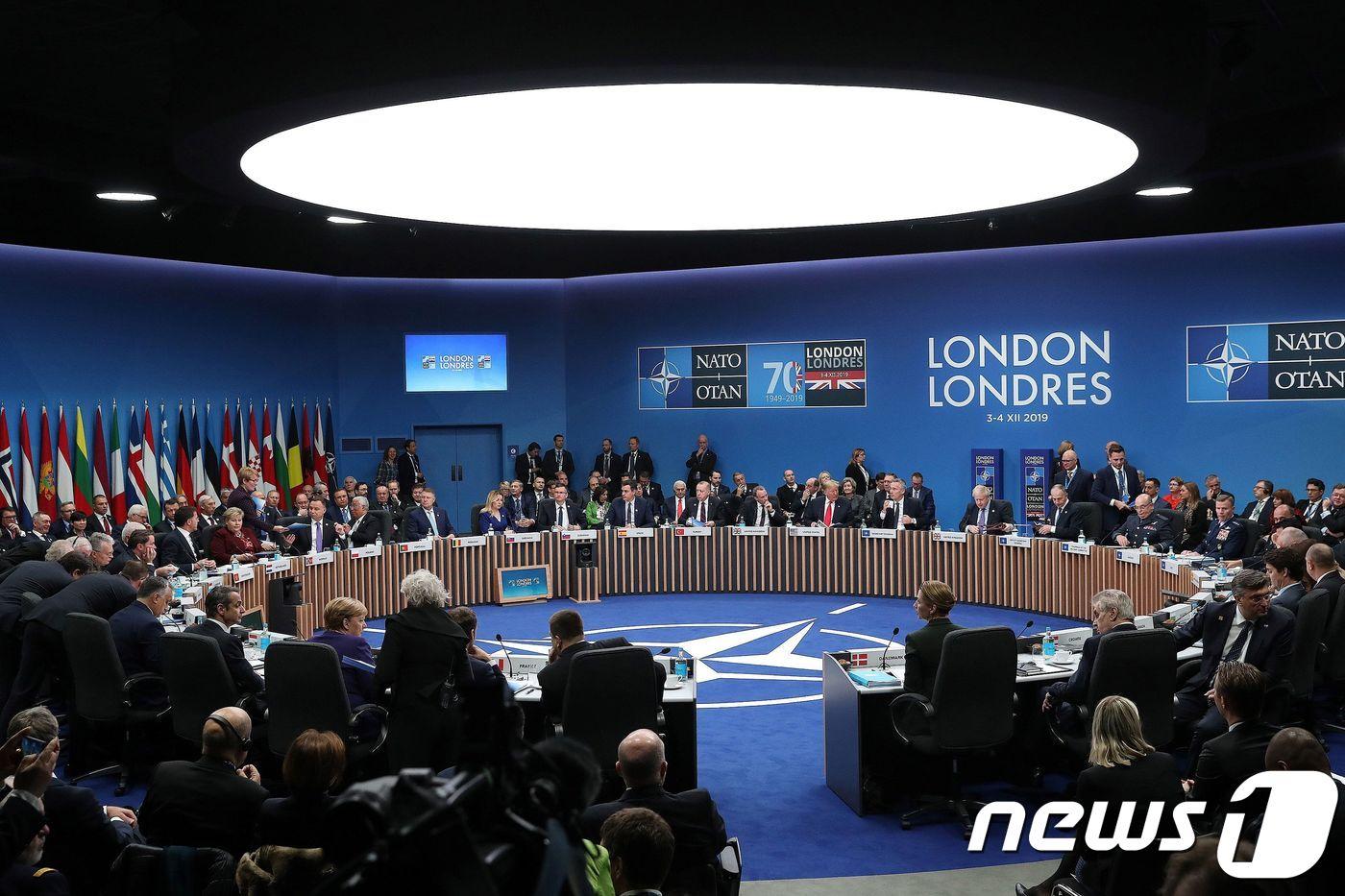 나토 회원국 정상들이 런던 외곽 왓퍼드의 그로브 호텔에서 나토 창설 70주년 정상회의를 하고 있다. ⓒ AFP=뉴스1 ⓒ News1 우동명 기자