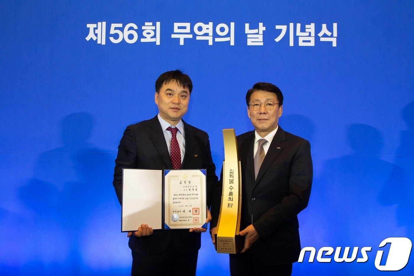 본문 이미지 - (오른쪽부터)안희세 넥센타이어 글로벌영업BG장, 정복섭 양산공장 생산2팀장ⓒ 뉴스1