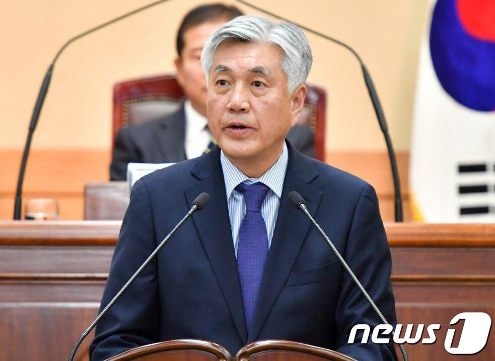 본문 이미지 - 최승준 정선군수가 5일 정선군의회에서 열린 제5차 본회의에서 2020년도 예산안 제출과 함께 시정연설을 하고 있다. (정선군 제공) 2019.12.5/뉴스1 ⓒ News1