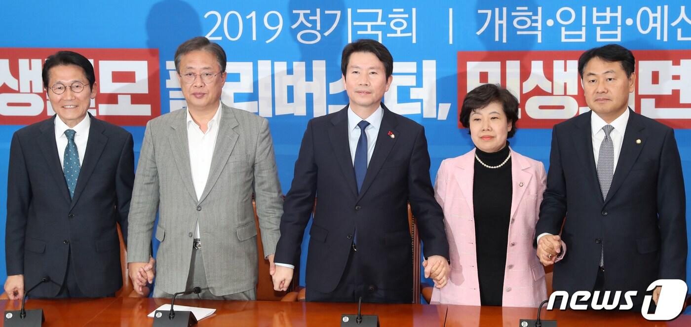 본문 이미지 - 윤소하 정의당 원내대표(왼쪽부터)와 유성엽 대안신당 창당준비위원장, 이인영 더불어민주당 원내대표, 조배숙 민주평화당 원내대표, 김관영 바른미래당 최고위원이 지난 5일 오후 서울 여의도 국회 민주당 원내대표실에서 패스트트랙 법안 및 예산안을 다룰 '4+1' 협의체 회동을 갖기 앞서 손을 맞잡고 있다. 2019.12.5/뉴스1 ⓒ News1 민경석 기자