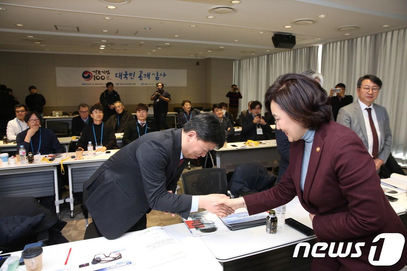 본문 이미지 - 서울 상암동 중소기업 DMC타워에서 개최된 강소기업 100 대국민 공개심사에서 박영선 중소벤처기업부 장관이 공개 심사전 심사위원들과 인사를 나누고 있다.(중소벤처기업부 제공)ⓒ 뉴스1