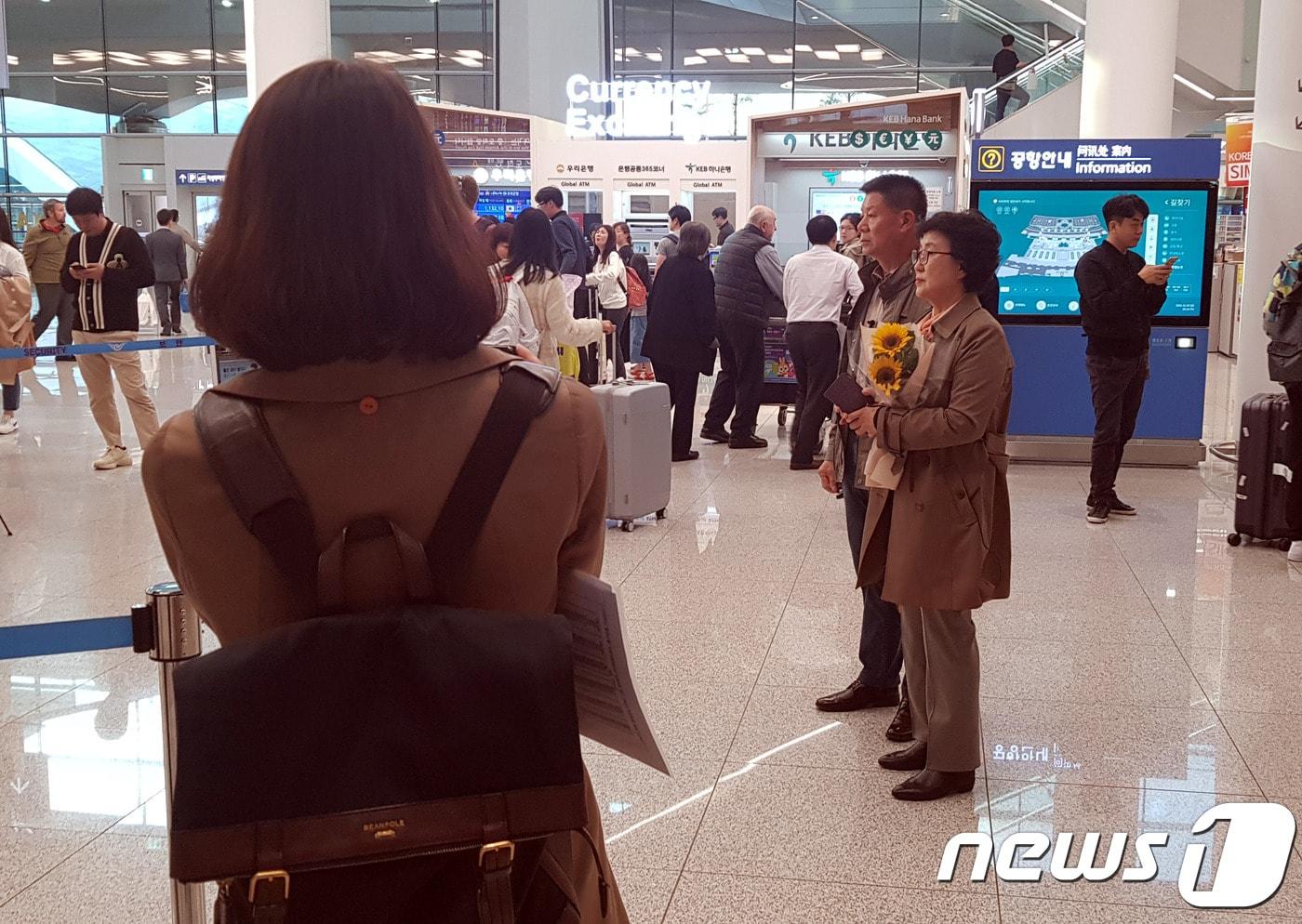 지난 10월 한태순씨 부부가 인천국제공항 2터미널에서 실종돼 미국으로 입양을 갔다가 44년 만에 가족을 만나기 위해 귀국한 딸 신경하(미국명 라우리 벤더)씨를 기다리는 모습을 또 다른 실종아동의 엄마인 박혜숙 실종아동지킴연대 대표가 바라보고 있다.. 2019.10.18/뉴스1 ⓒ News1 박동해 기자ⓒ 뉴스1