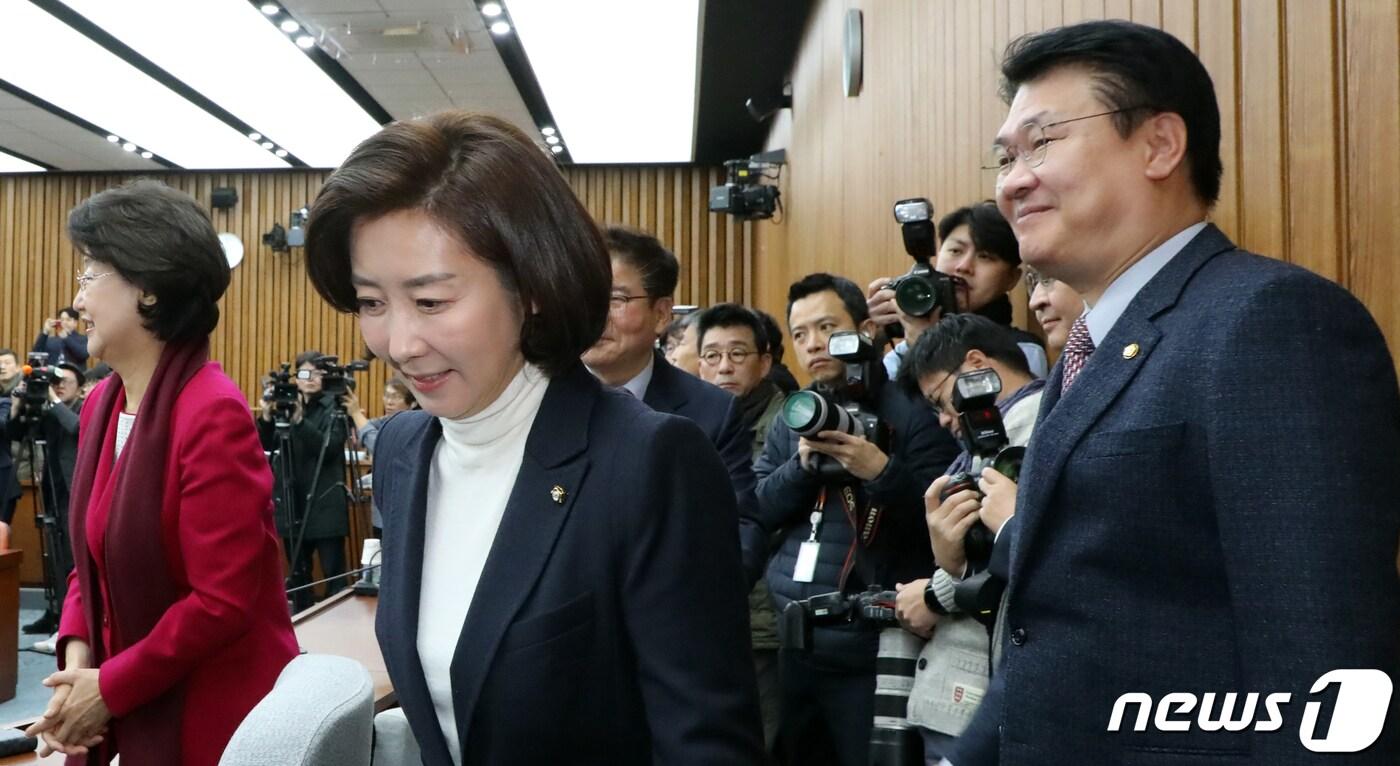 본문 이미지 - 나경원 자유한국당 원내대표와 정용기 정책위 의장이 6일 서울 여의도 국회에서 열린 원내대책회의에 참석하고 있다. 이날 회의는 나 원내대표의 인사말 후 비공개로 진행됐다. 2019.12.6/뉴스1 ⓒ News1 김명섭 기자