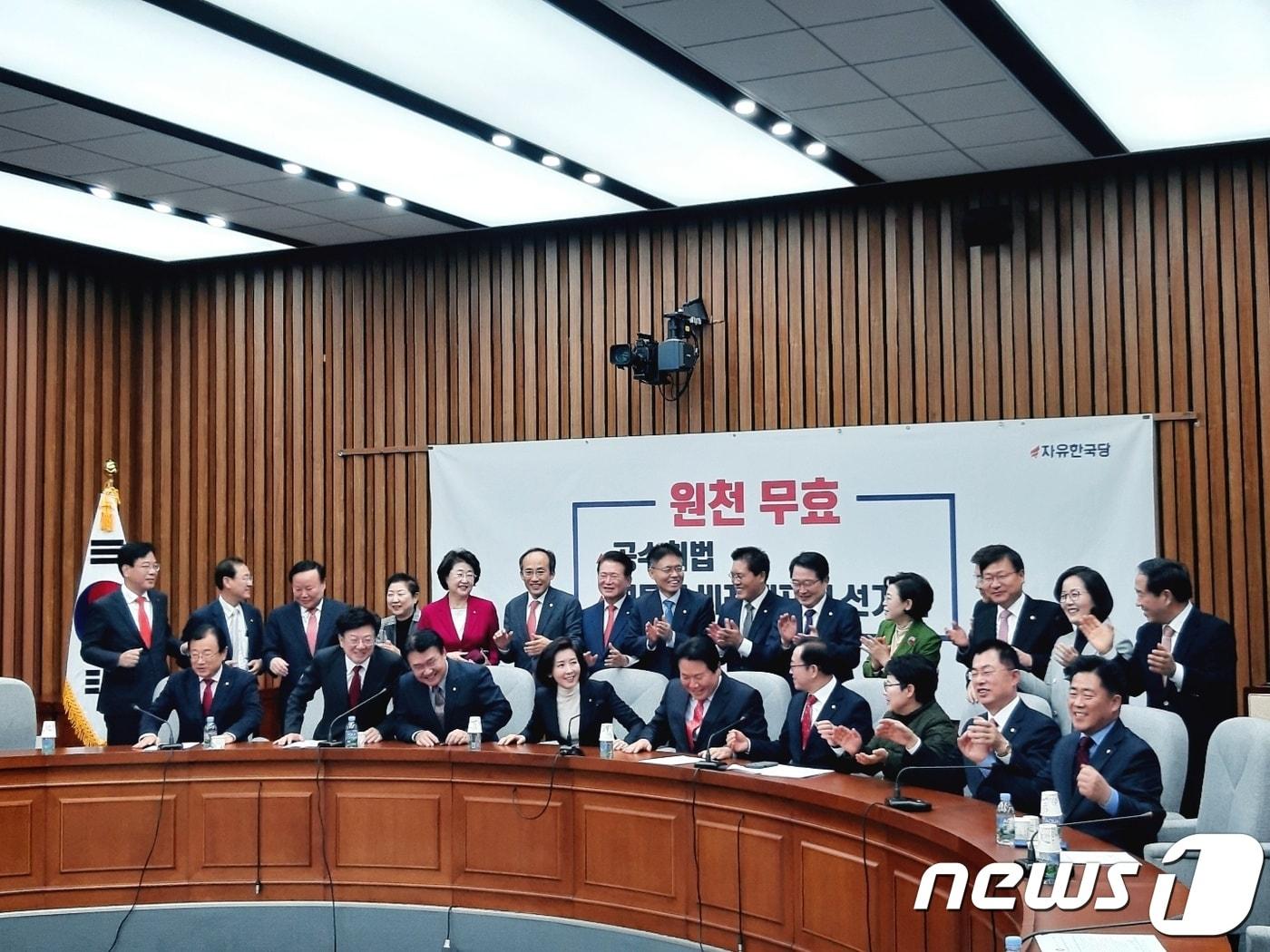 본문 이미지 - 나경원 자유한국당 원내대표와 의원들이 서울 여의도 국회에서 열린 원내대책회의를 진행한 후 기념사진 촬영을 하고 있다. 이날 회의는 비공개로 진행됐다.  (자유한국당 제공) 2019ⓒ 뉴스1