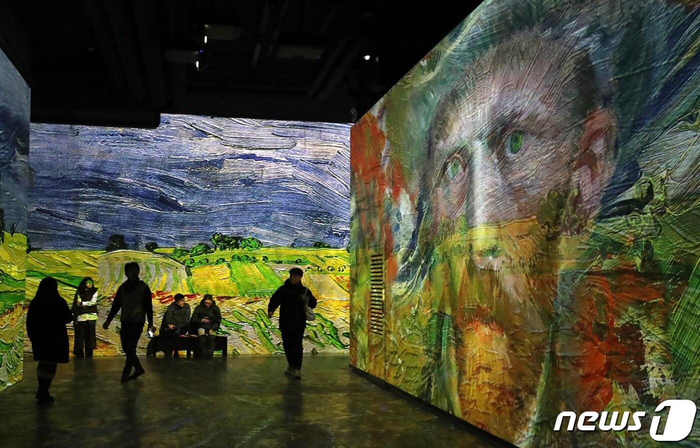 6일 오전 제주 서귀포시 성산읍 빛의 벙커에서 개막한 반 고흐 전을 찾은 관람객들이 작품을 감상하고 있다.2019.12.6/뉴스1 ⓒ News1 오현지 기자