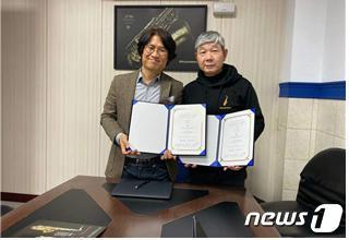 본문 이미지 - 심삼종 색소포니스트(왼쪽)와 존 웨이(John Wei) 바이젠버그 대표가 지난 4일(현지시간) 대만 바이젠버그 본사에서 아티스트 협약을 체결 후 기념사진을 촬영하고 있다. (삼익악기 제공) / 2019.12.06 ⓒ 뉴스1