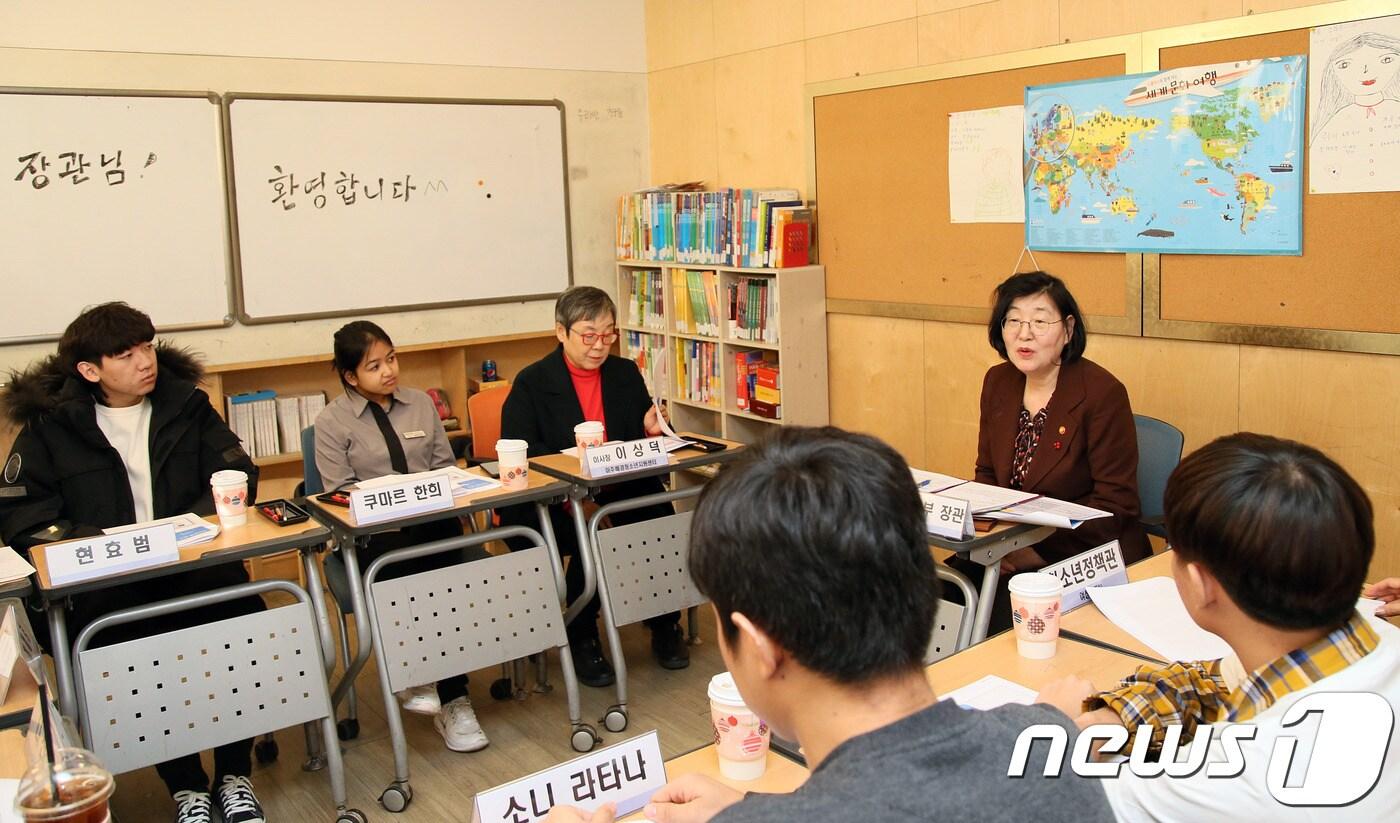 본문 이미지 - 이정옥 여성가족부 장관이 지난 2일 이주배경청소년지원센터를 찾아 이주배경청소년들과 이야기를 나누고 있다. (여성가족부 제공). ⓒ 뉴스1