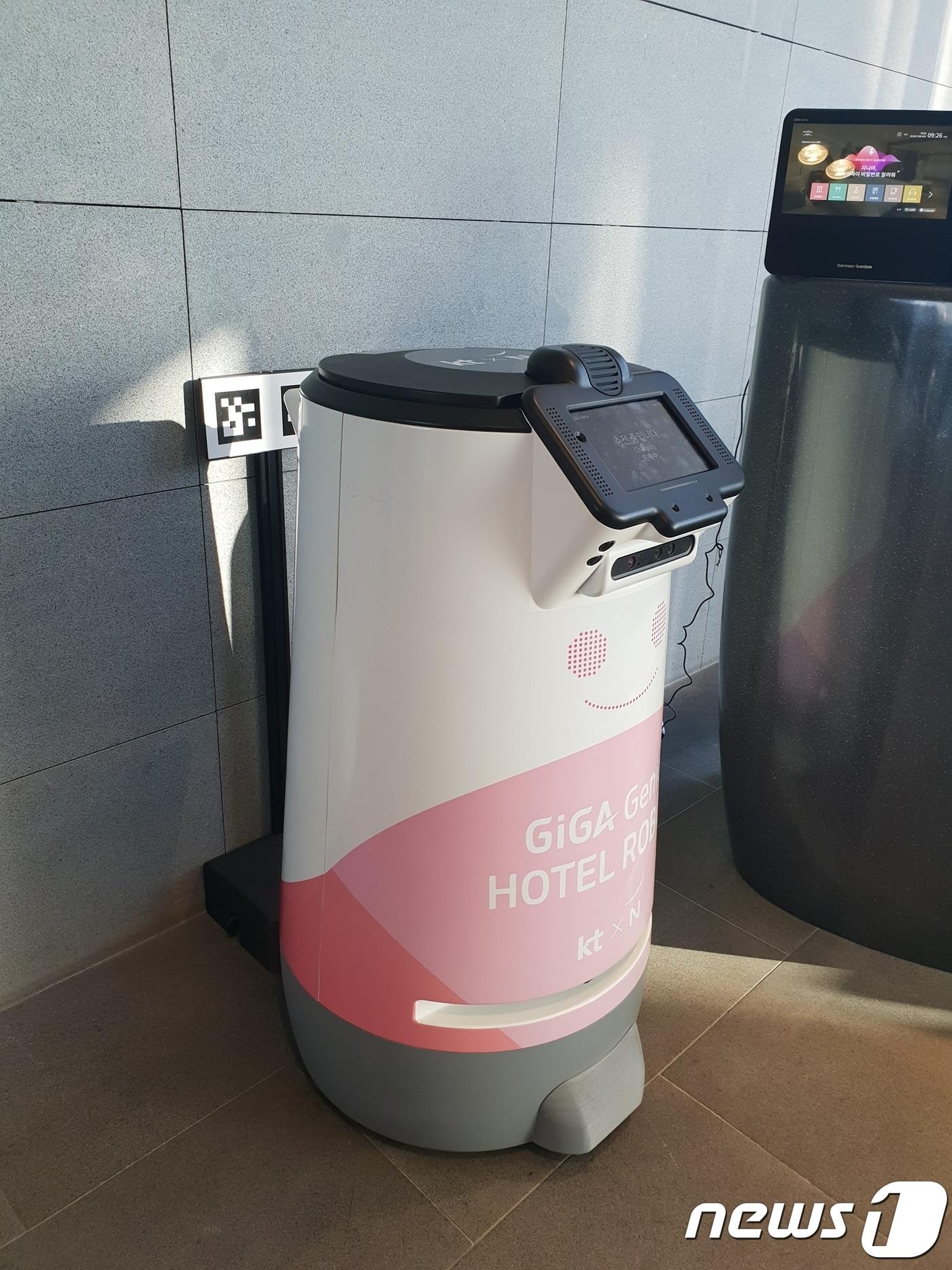 본문 이미지 - KT 융합기술원에서 자체 기술로 개발한 3D 공간맵핑 기술, 자율주행 기술 등 최첨단 정보통신기술(ICT)이 적용된 '엔봇' 2019.12.06 /뉴스1 ⓒ 뉴스1 한유주 기자