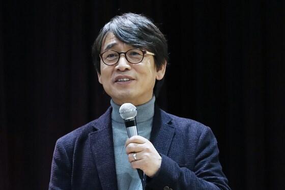 본문 이미지 - 지난해 12월 7일 울산에서 강연하고 있는 유시민 노무현재단 이사장. 유 이사장은 지난 25일 대구시장과 경북지사가 '코로나19'사태를 막을 생각이 없는 듯 하다고 언급, 미래통합당으로부터 집중 공격을 받았다. ⓒ News1 윤일지 기자