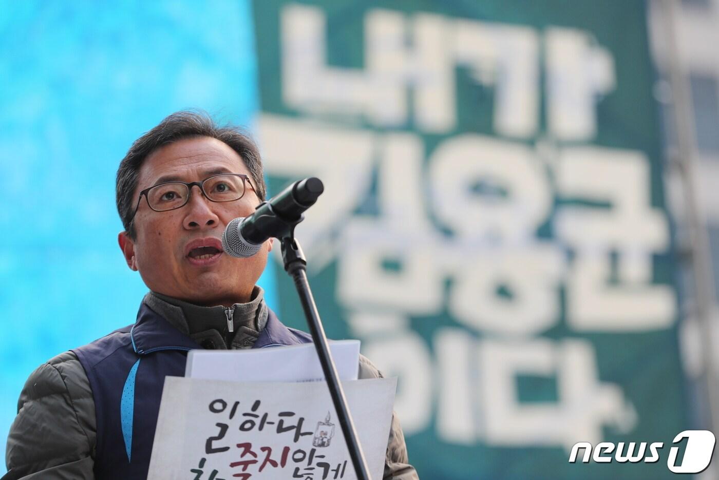 본문 이미지 - 김명환 민주노총 위원장이 7일 오후 서울 종각역 사거리에서 열린 고 김용균 1주기 추모 비정규직 철폐-위험의 외주화 금지-직접고용 쟁취 민주노총 결의대회에서 발언을 하고 있다. 2019.12.7/뉴스1 ⓒ News1 박정호 기자