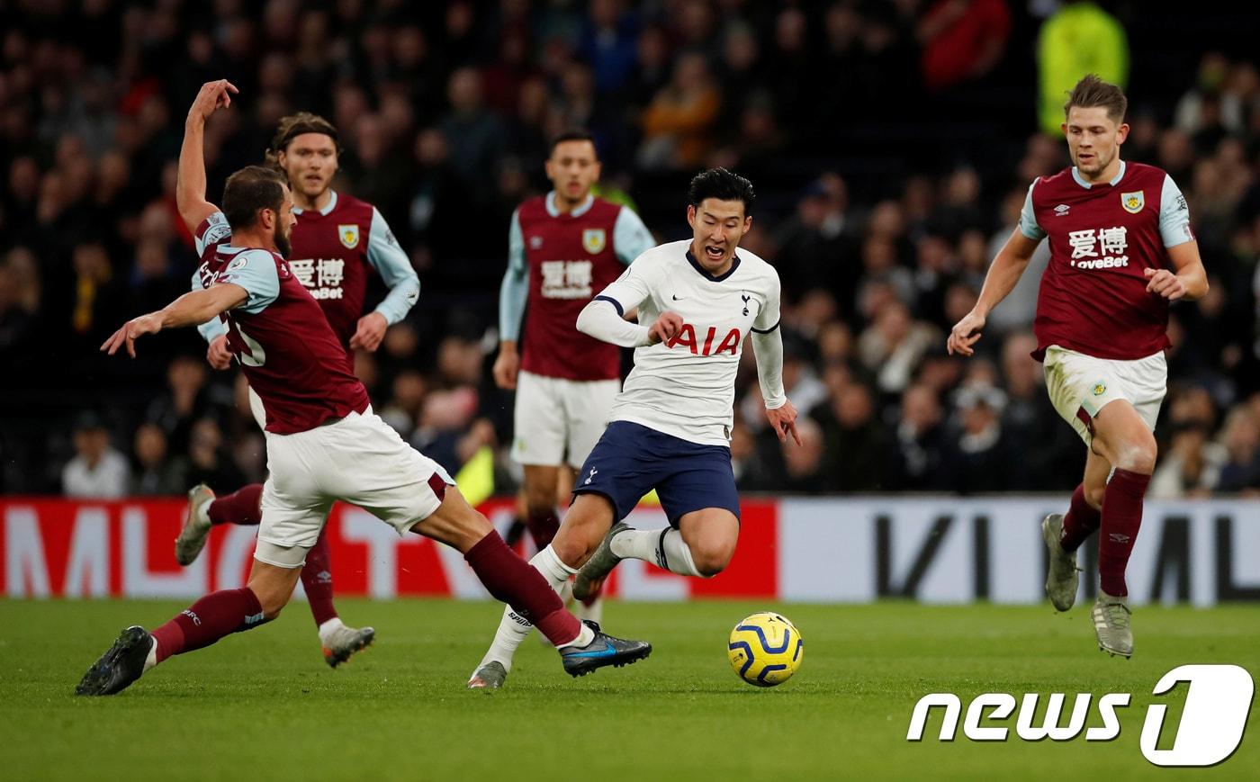 본문 이미지 - 손흥민이 번리전에서 터뜨린 70m 질주골이 프리미어리그 12월의 골에 선정됐다. ⓒ 로이터=뉴스1