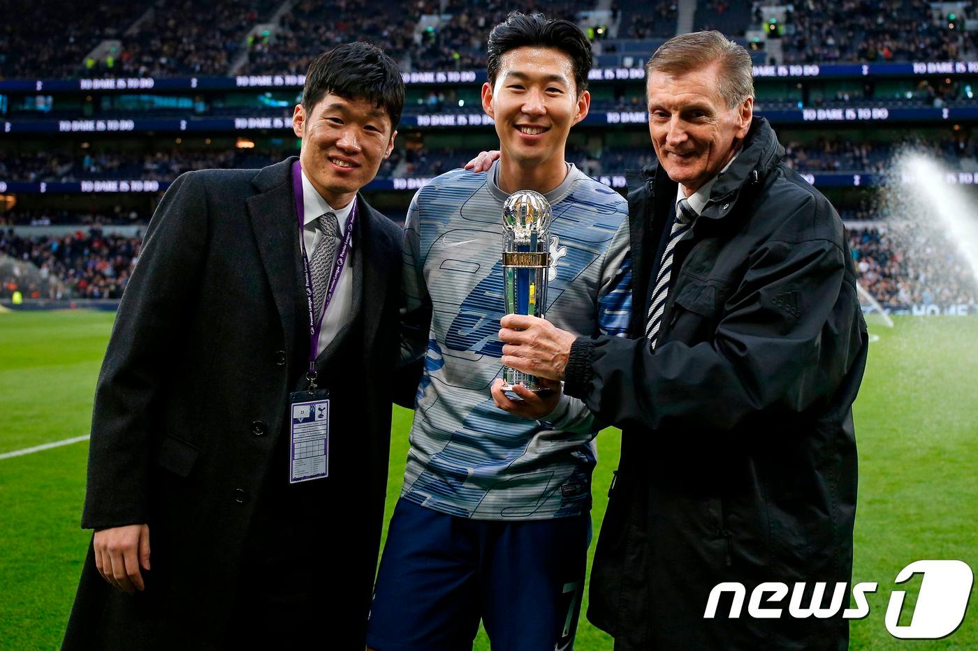 한국 축구의 전설 박지성이 8일(한국 시간) 영국 런던의 토트넘 홋스퍼 스타디움에서번리 전 경기에 앞서 손흥민(토트넘)에게 아시아축구연맹(AFC) 올해의 국제선수상을 시상했다. ⓒ AFP=뉴스1