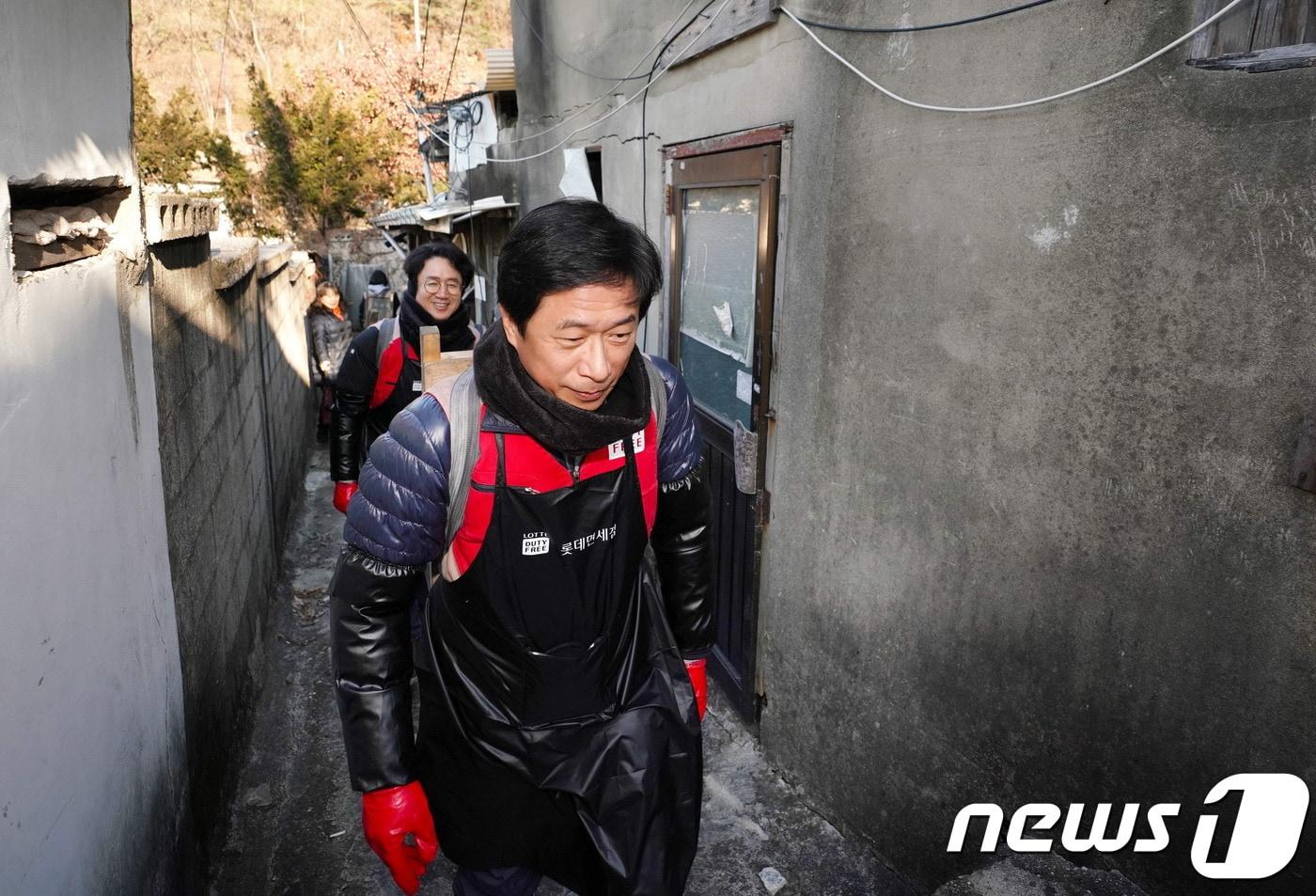 본문 이미지 - 롯데면세점은 지난 6일 서울 노원구 중계본동 백사마을에서 연탄 나눔 봉사활동을 진행했다. (롯데면세점 제공) / 2019.12.08 ⓒ 뉴스1
